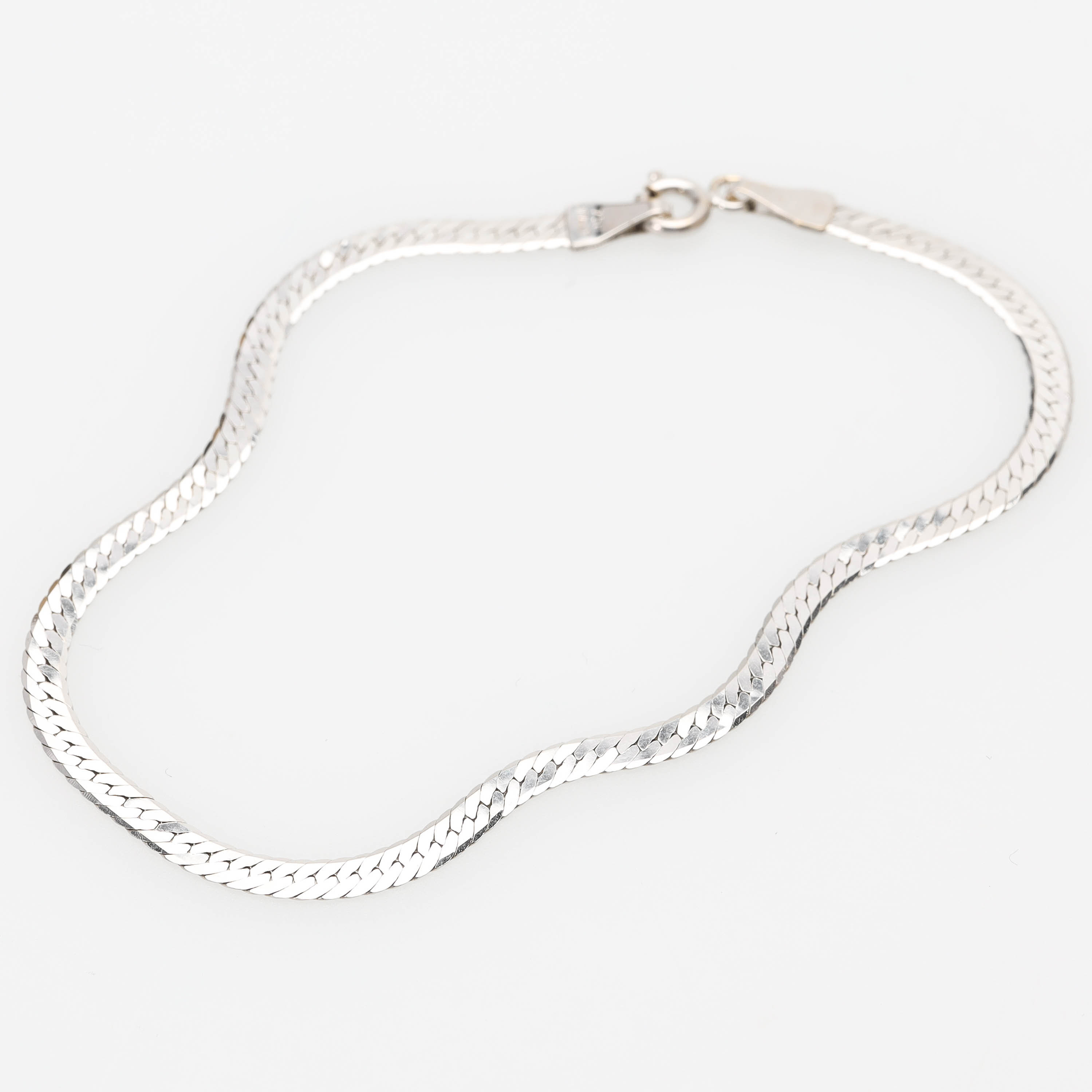 ARMBAND, 18 k vitguld, mönstrad, rodierad, pressad pansarlänk.