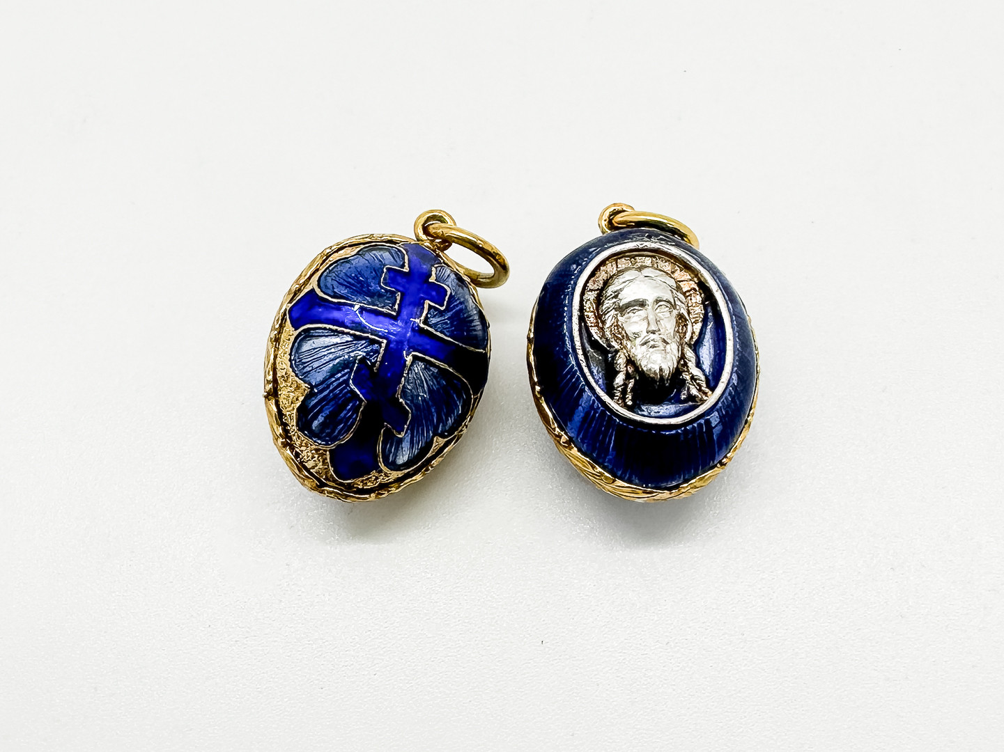 HÄNGEN, 2 st, förgylld och emaljerat silver. Troligtvis Ryssland.