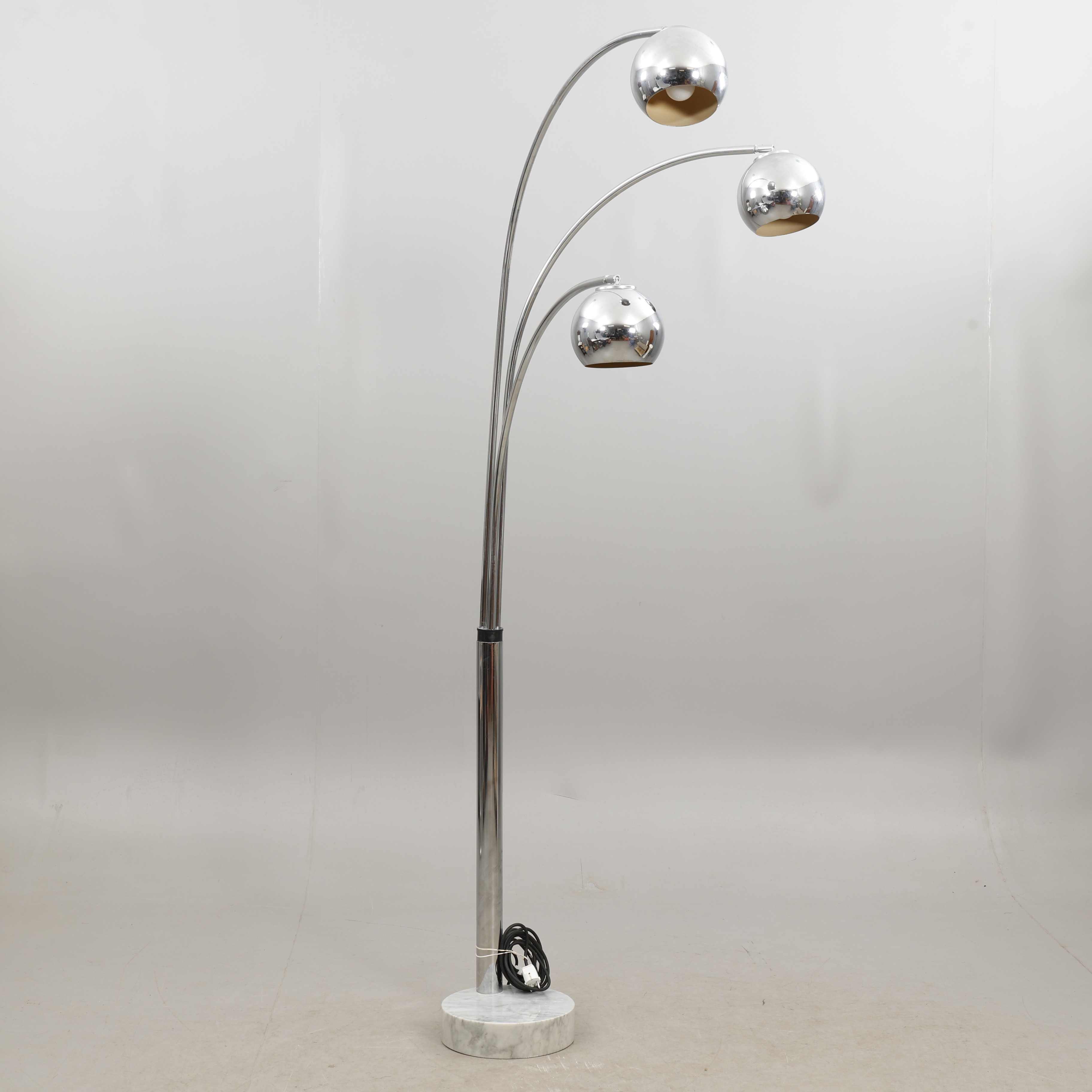 GOLVLAMPA, 3 ljuspunkter, kromad med fot i marmor, Italien.