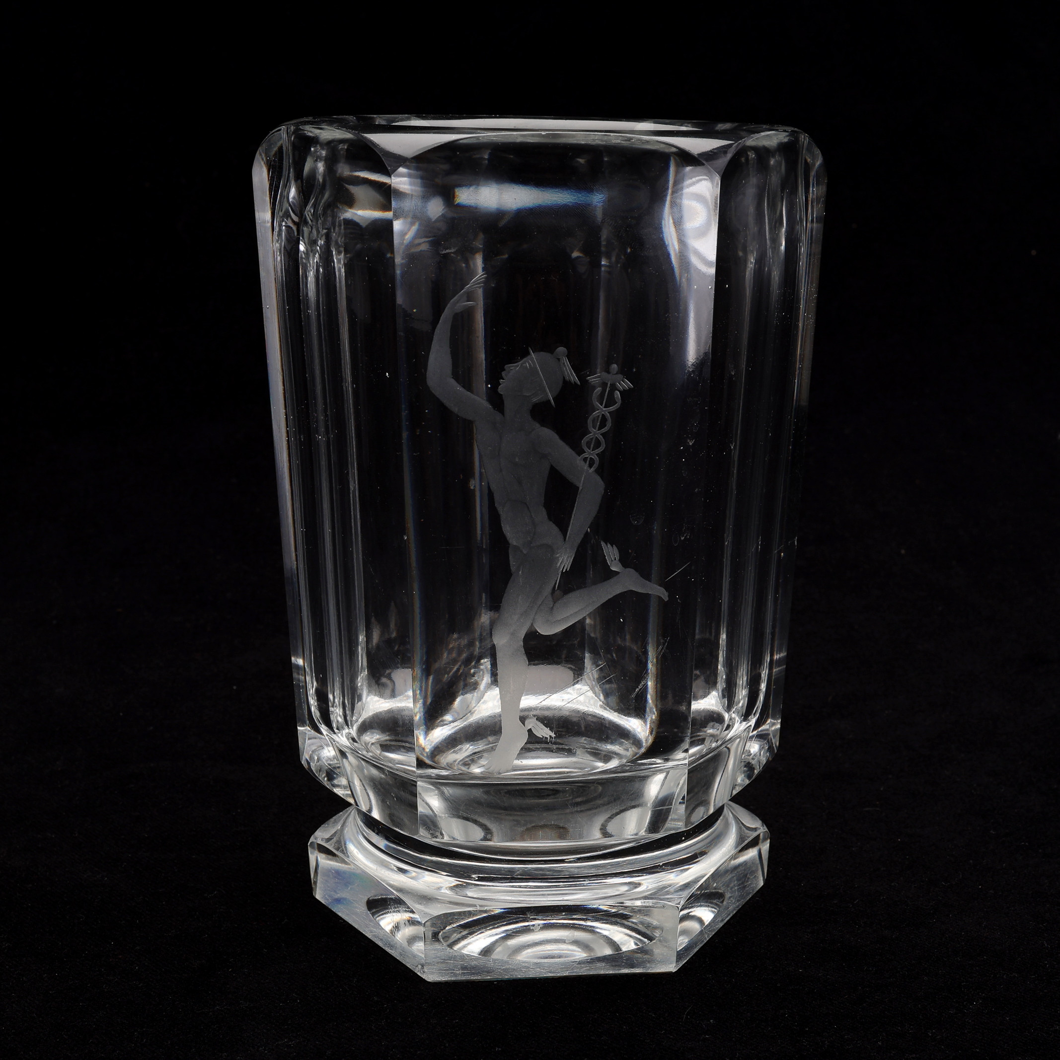 ELIS BERGH. HEXAGONAL VAS MED SLIPAD DEKOR AV HERMES, KOSTA, 1930-TAL.