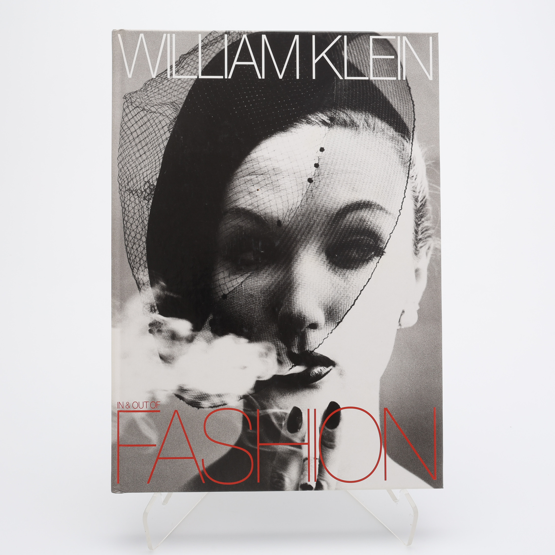 FOTO TYSK UTGÅVA AV. DEN AMERIKANSK-FRANSKE FOTOGRAFEN WILLIAM KLEINS IN & OUT OF FASHION 19I94.