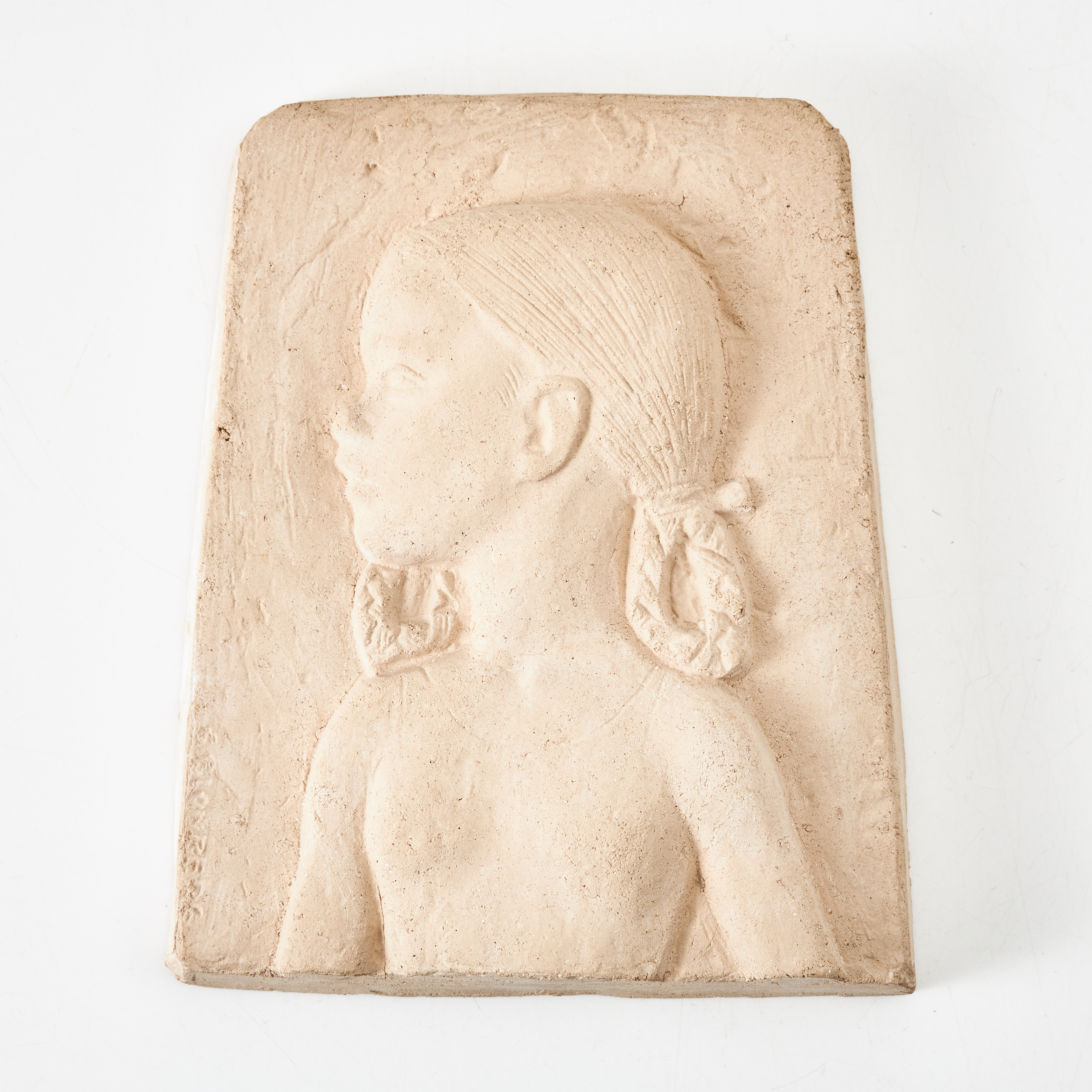 STIG BLOMBERG. Relief, flicka med flätor, lergods, signerad.