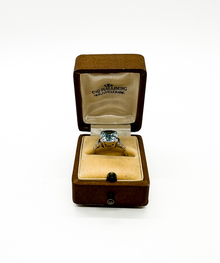 RING, 18k Vitguld, safirer diamanter, 1944.