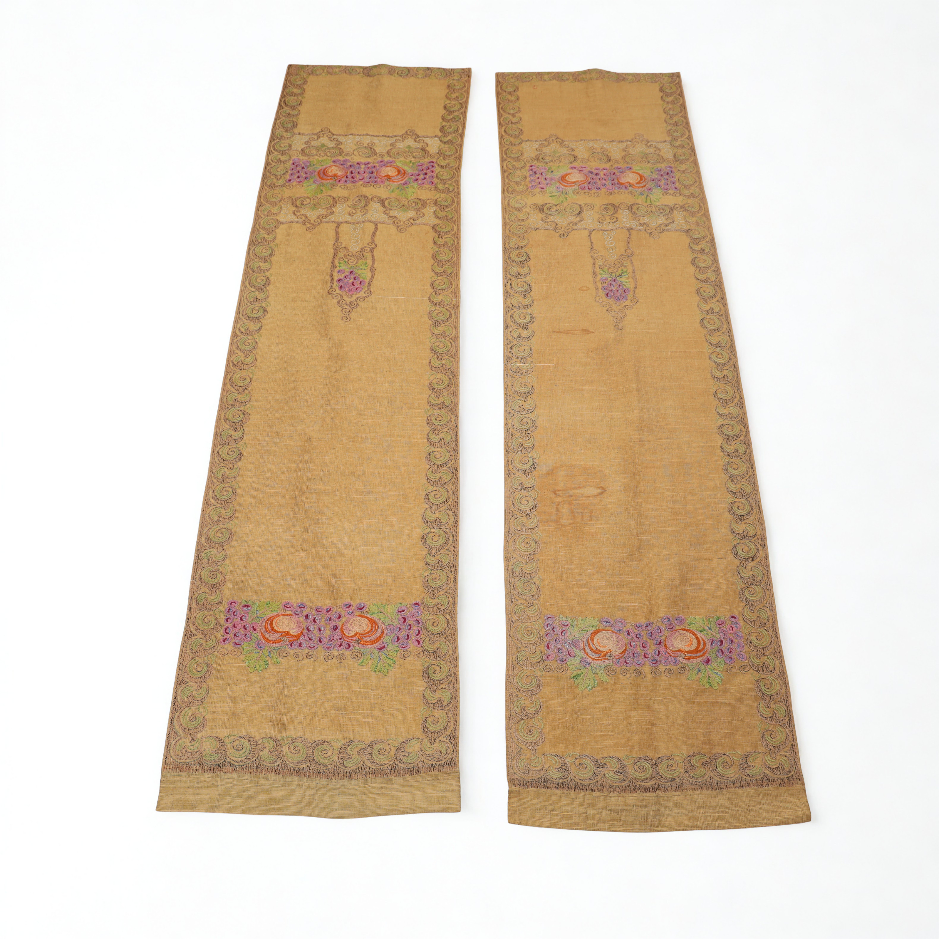 GARDINER ETT PAR, jugend, tidigt 1900-tal, med broderad dekor.