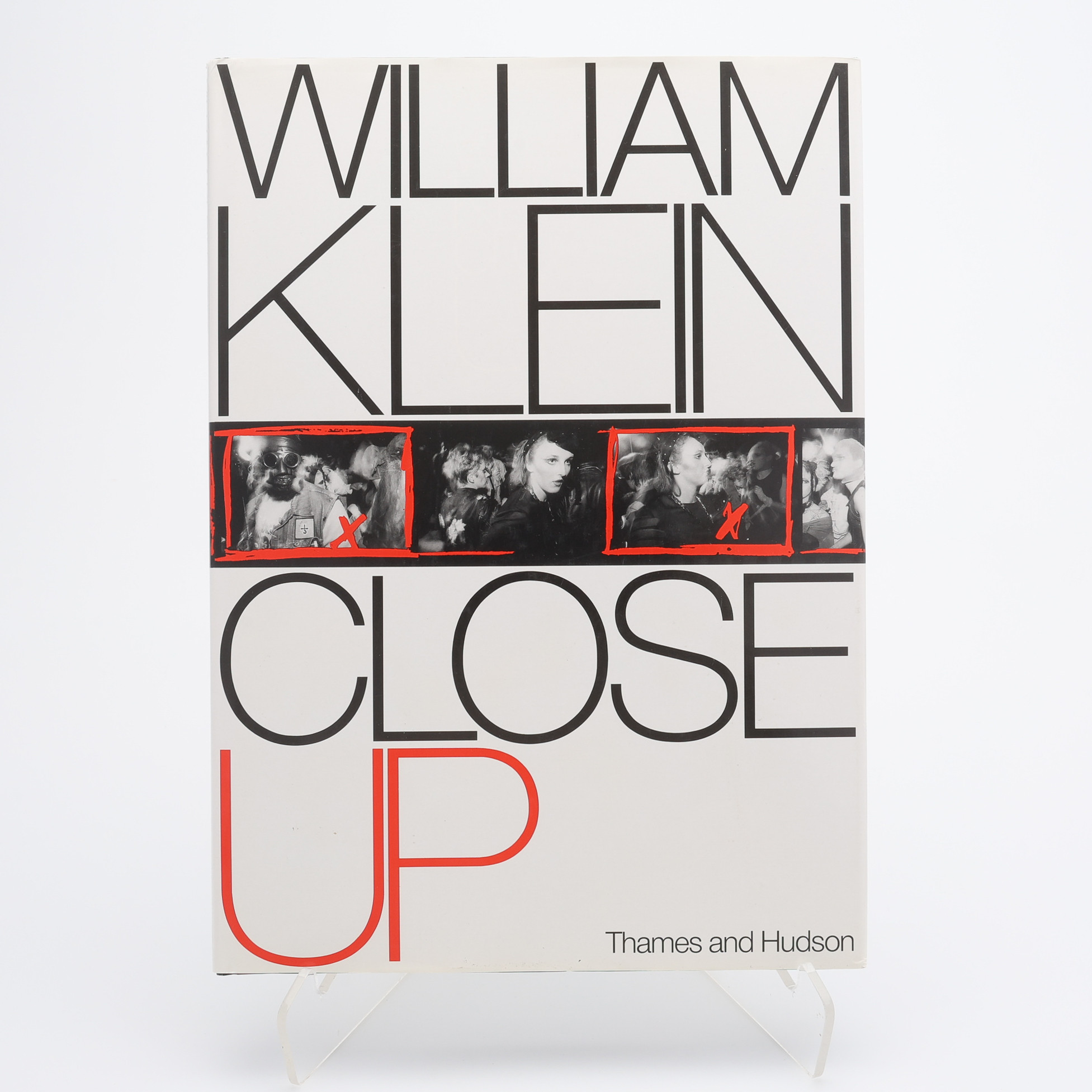 FOTO. DEN AMERIKANSK-FRANSKE FOTOGRAFEN WILLIAM KLEINS CLOSE UP I FÖRSTA AMERIKANSKA UPPLAGAN 1990.
