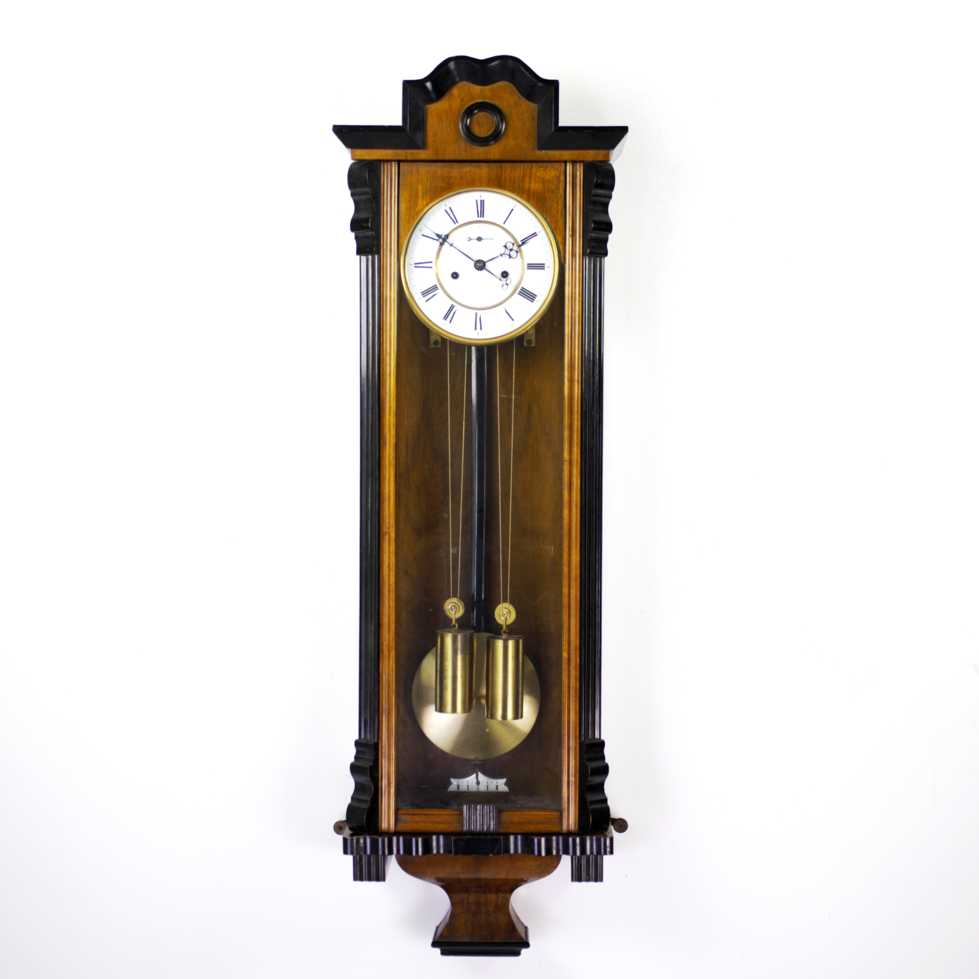 VÄGGUR, mahognyfanér med svärtade detaljer, front och kortsidor av glas, 1900-tal.