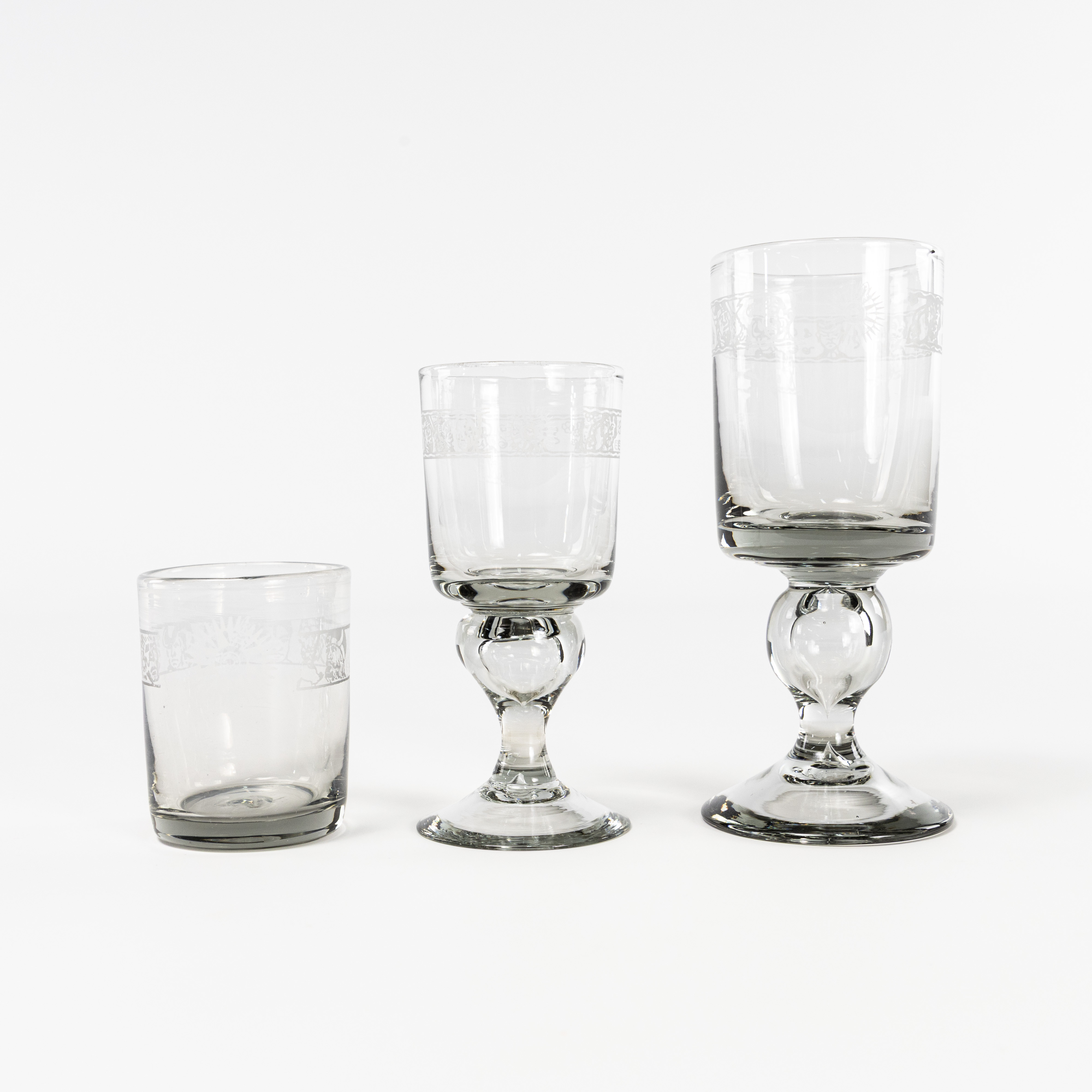 GLASSERVIS. 25 delar, etsad dekor.