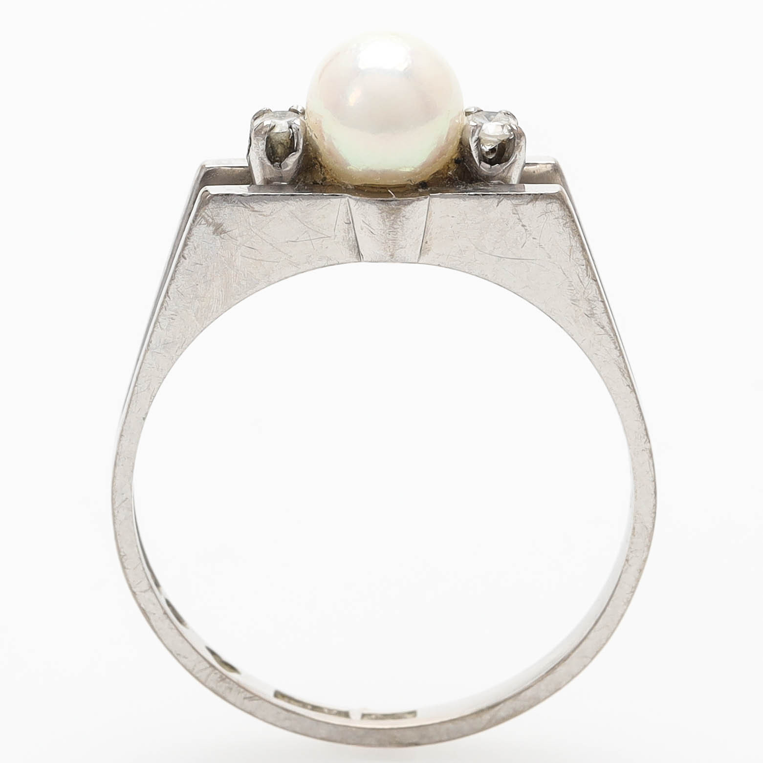 RING, 18 k vitguld, åttkantslipade diamanter samt odlad saltvattenspärla, Göteborg 1965.
