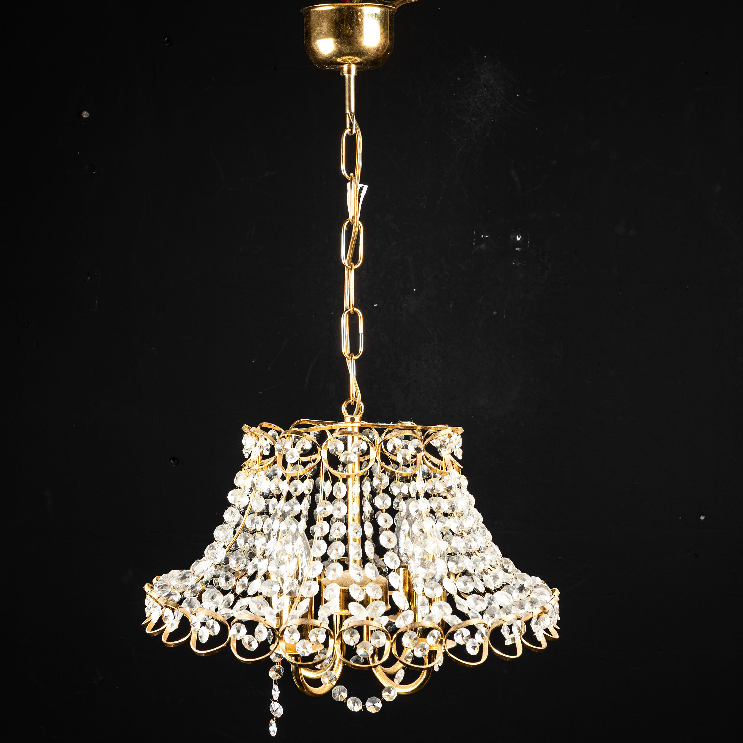 TAKLAMPA, behängd med prismor, 1900-talets andra hälft (1).