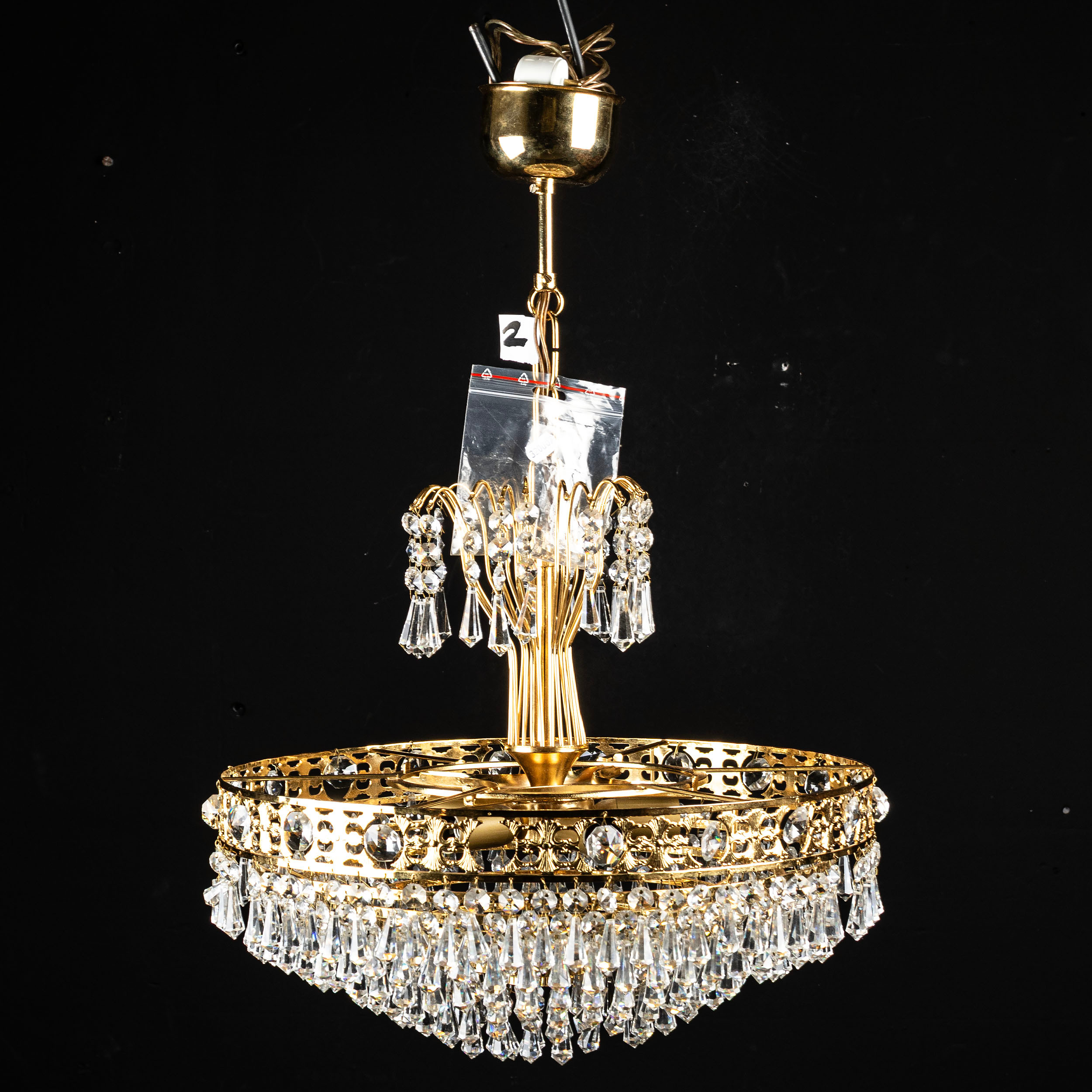 TAKLAMPA, behängd med prismor, 1900-talets andra hälft (2).