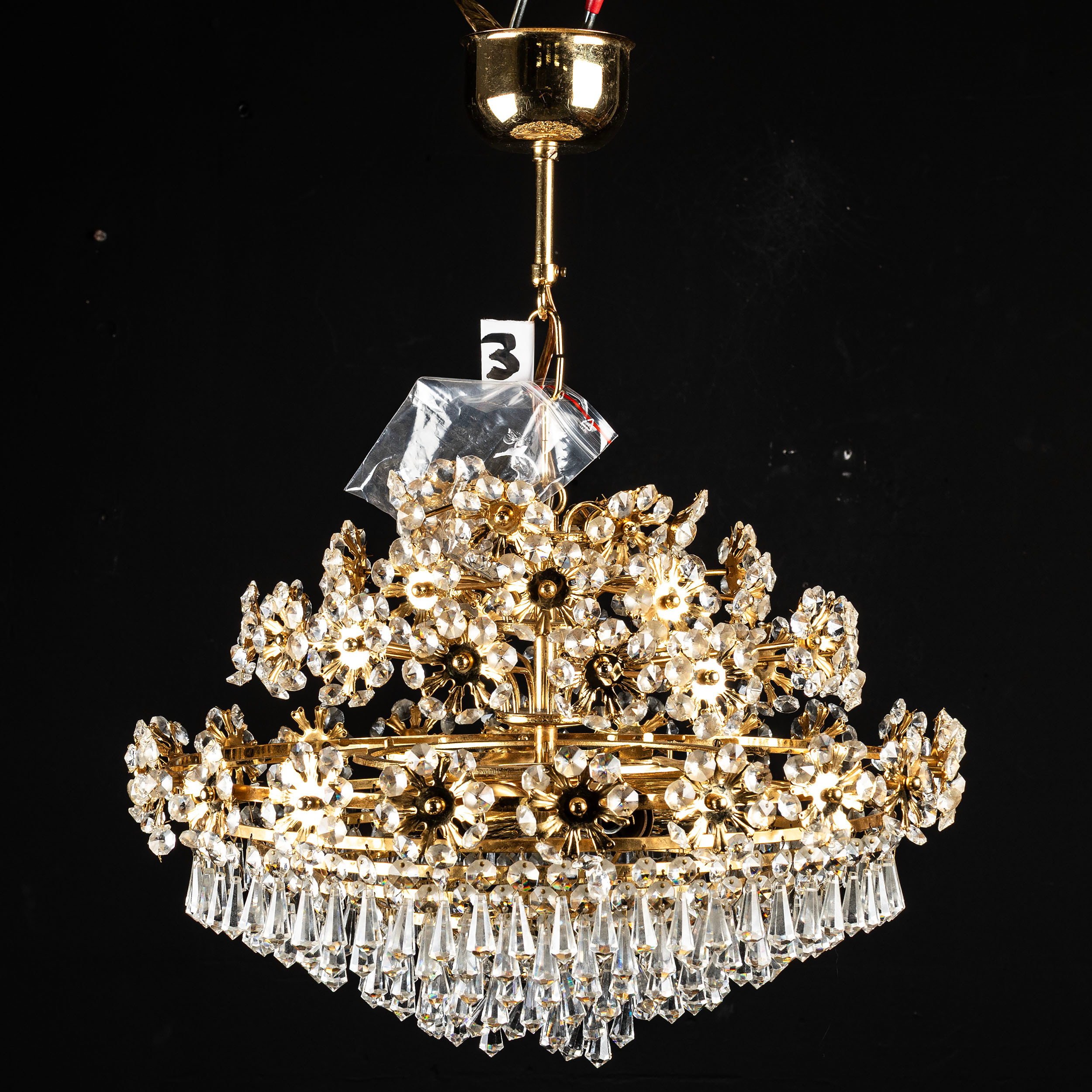 TAKLAMPA, behängd med prismor, 1900-talets andra hälft (3).