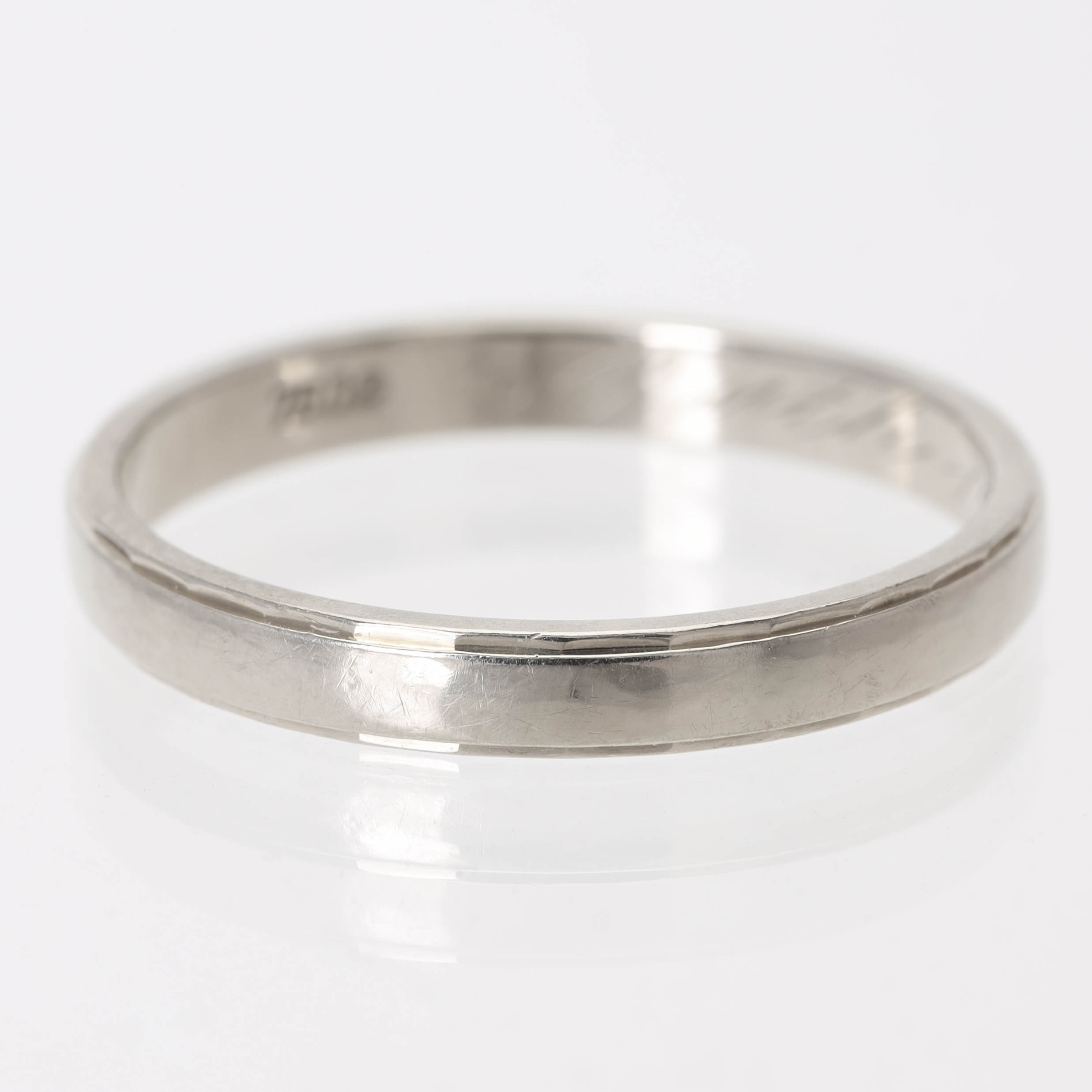 RING, 18 k vitguld, mönstrad.