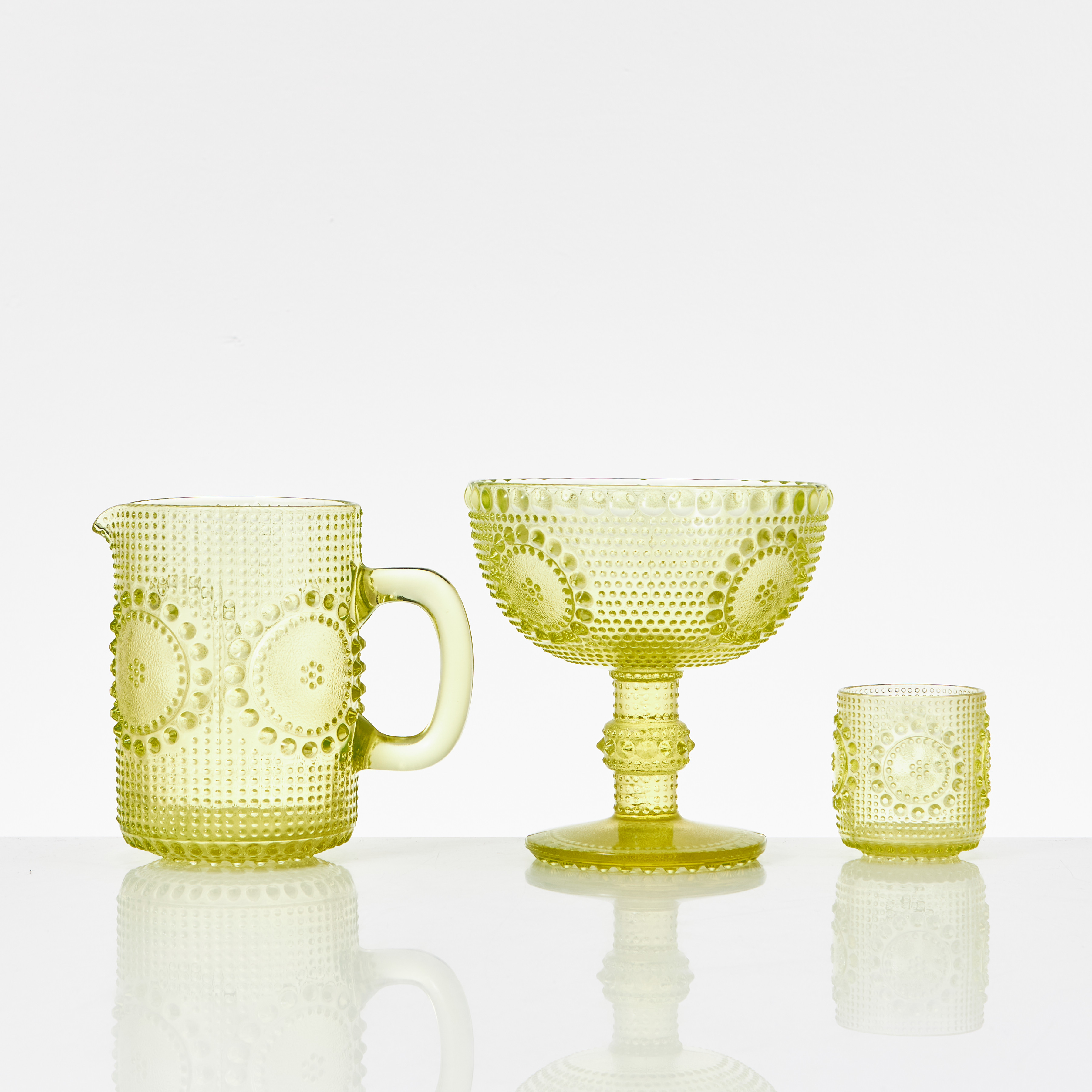 NANNY STILL. Skål på fot, kanna, dricksglas, "Grapponia", Riihimäen lasi. modellen tillverkades mellan 1969-1975.