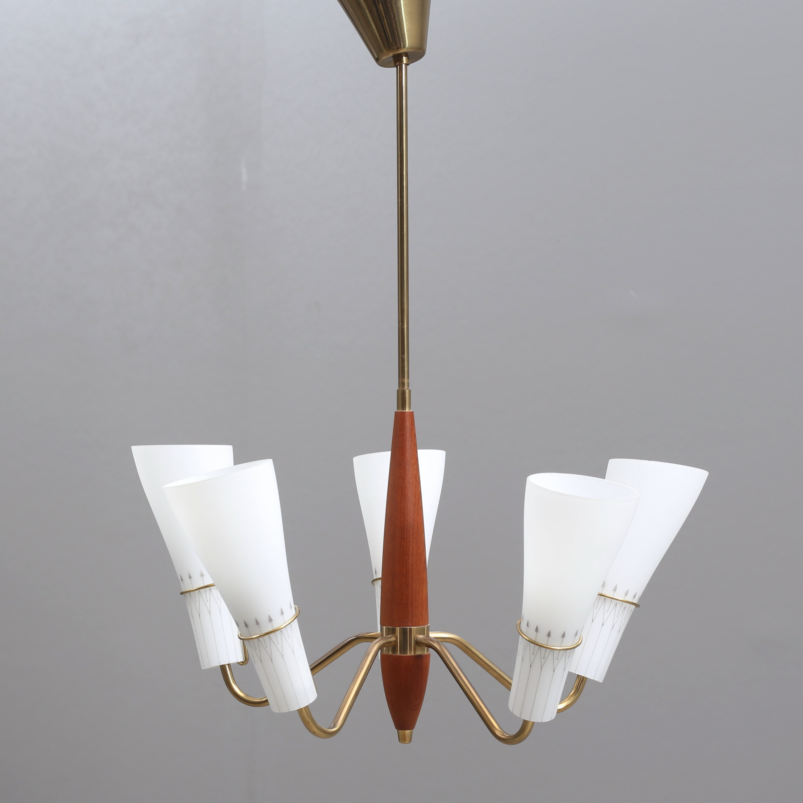 TAKLAMPA, 5-armad, med frostade glaskupor, 1950/60-tal.