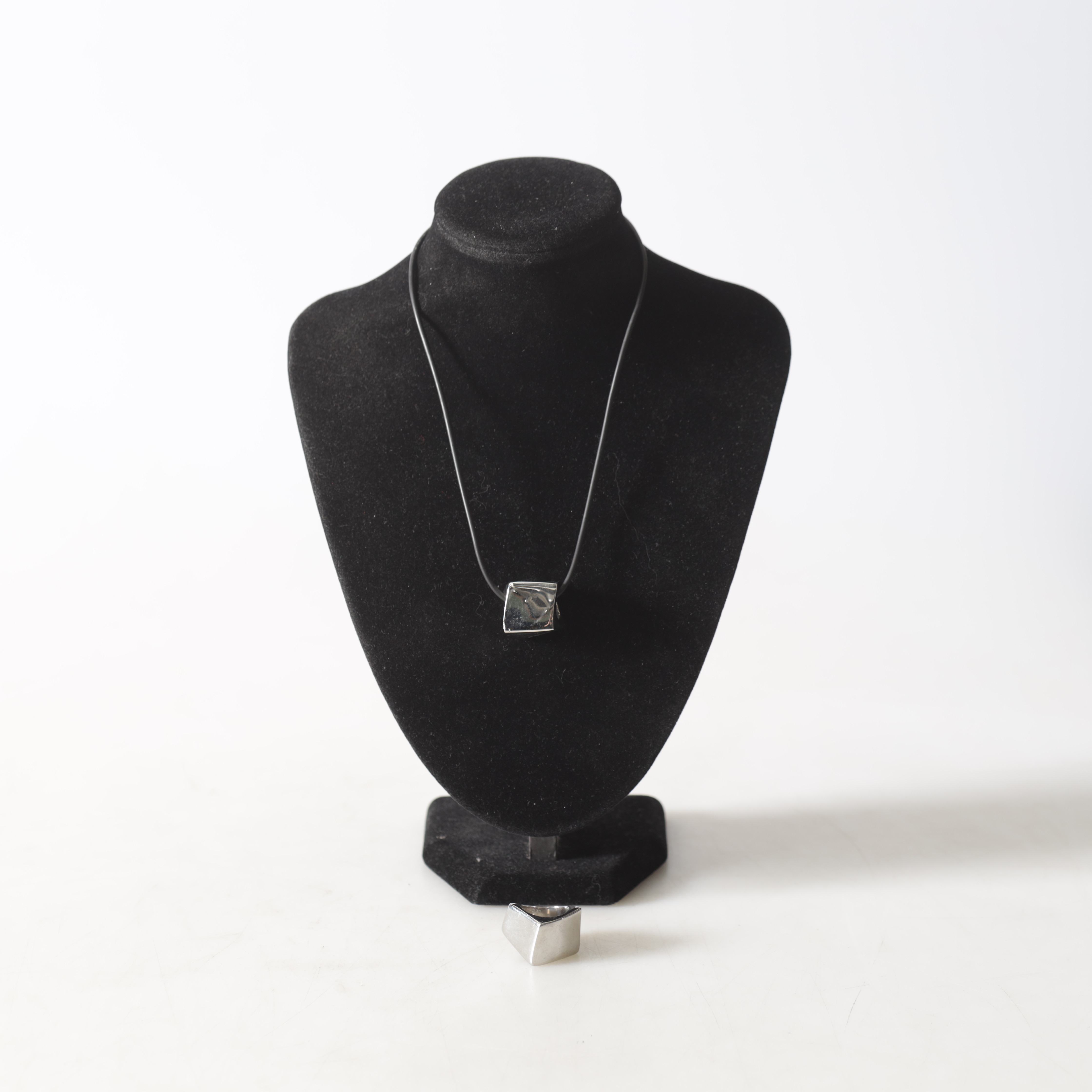 COLLIER & RING, Calvin Klein, samtida.