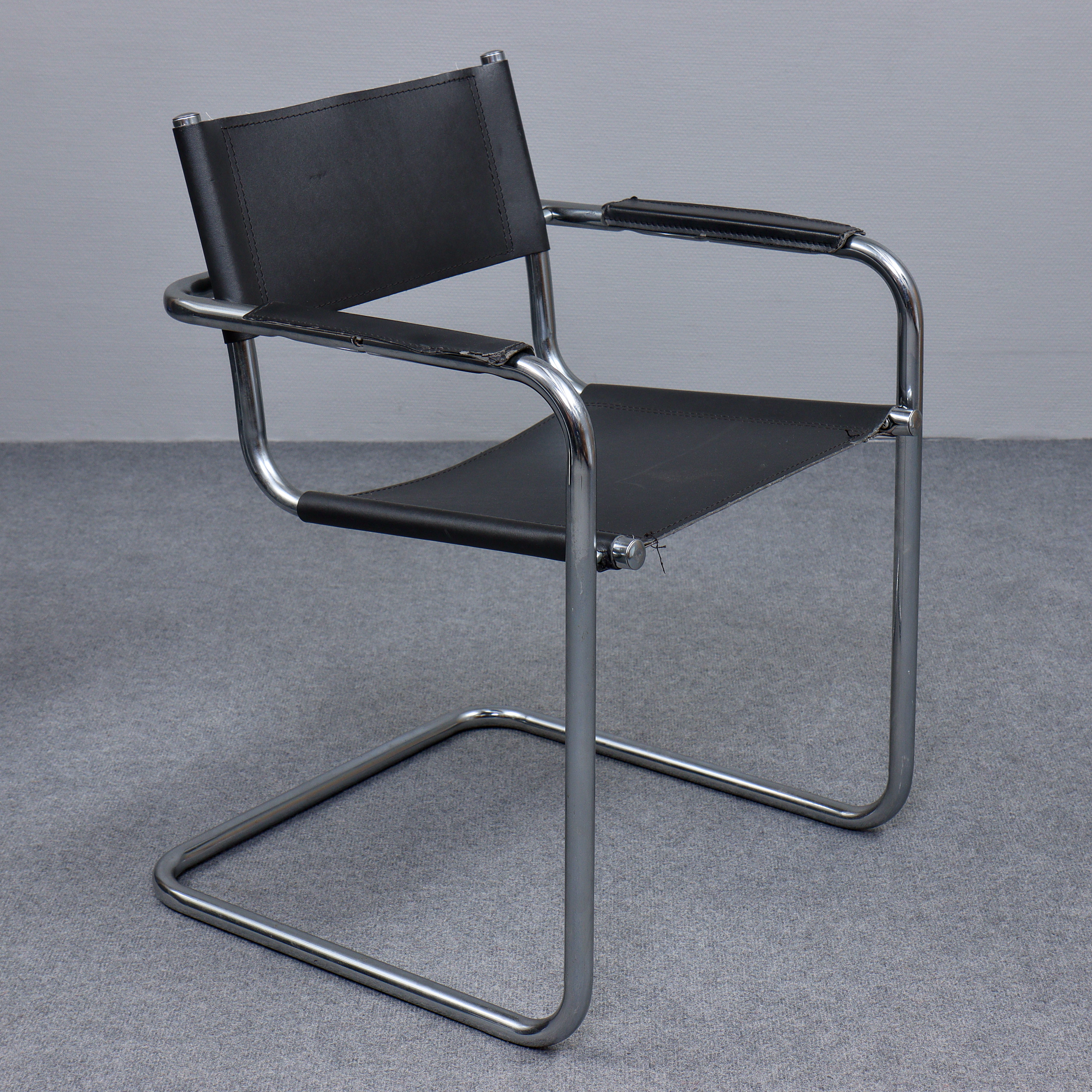 KARMSTOL, BAUHAUS STIL, SVART LÄDER, ITALIEN.