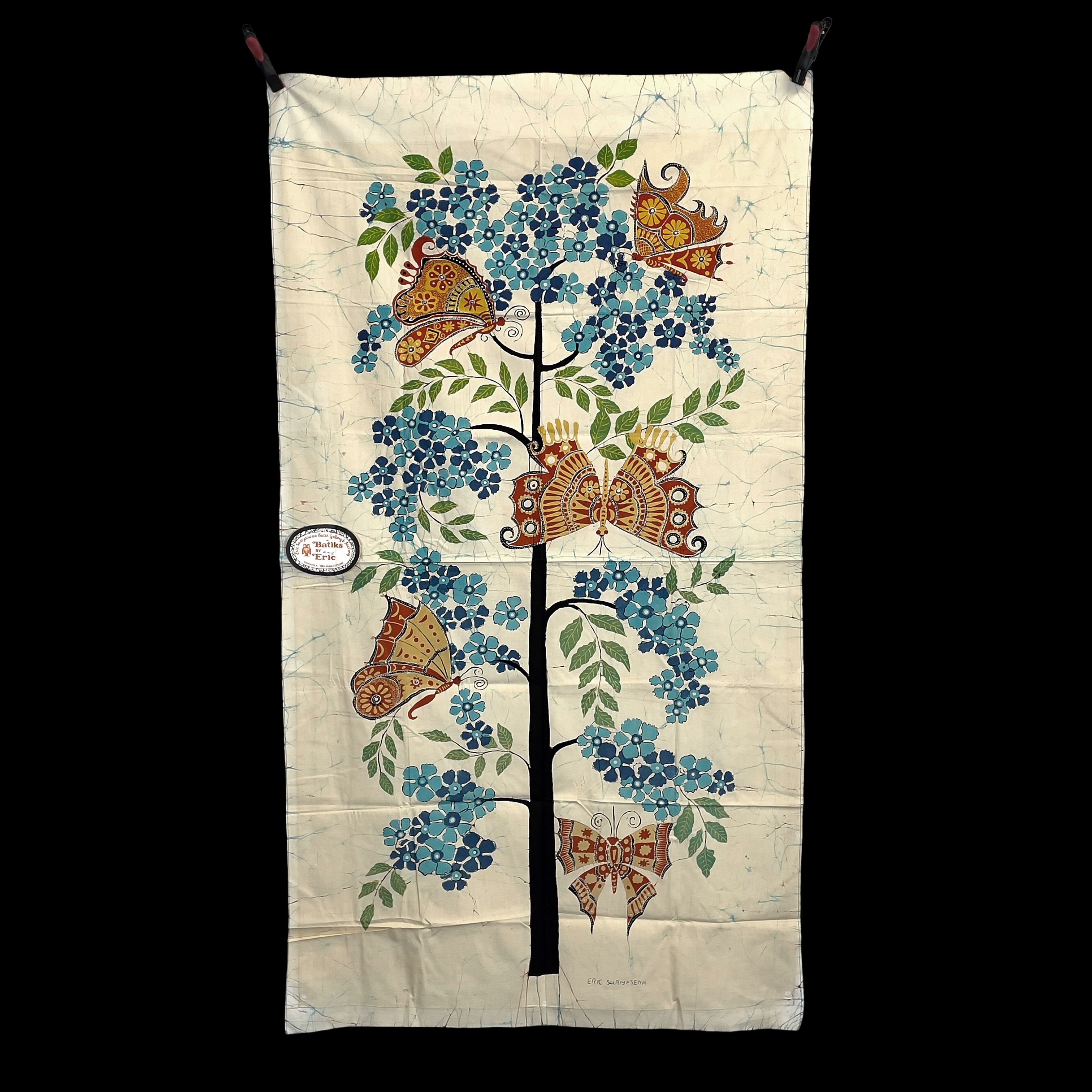 ERIC SURIYASENA (f. 1922), batikkonst, Träd med fjärilar, signerad i trycket, Batiks by Eric, Sri Lanka, etikettmärkt.