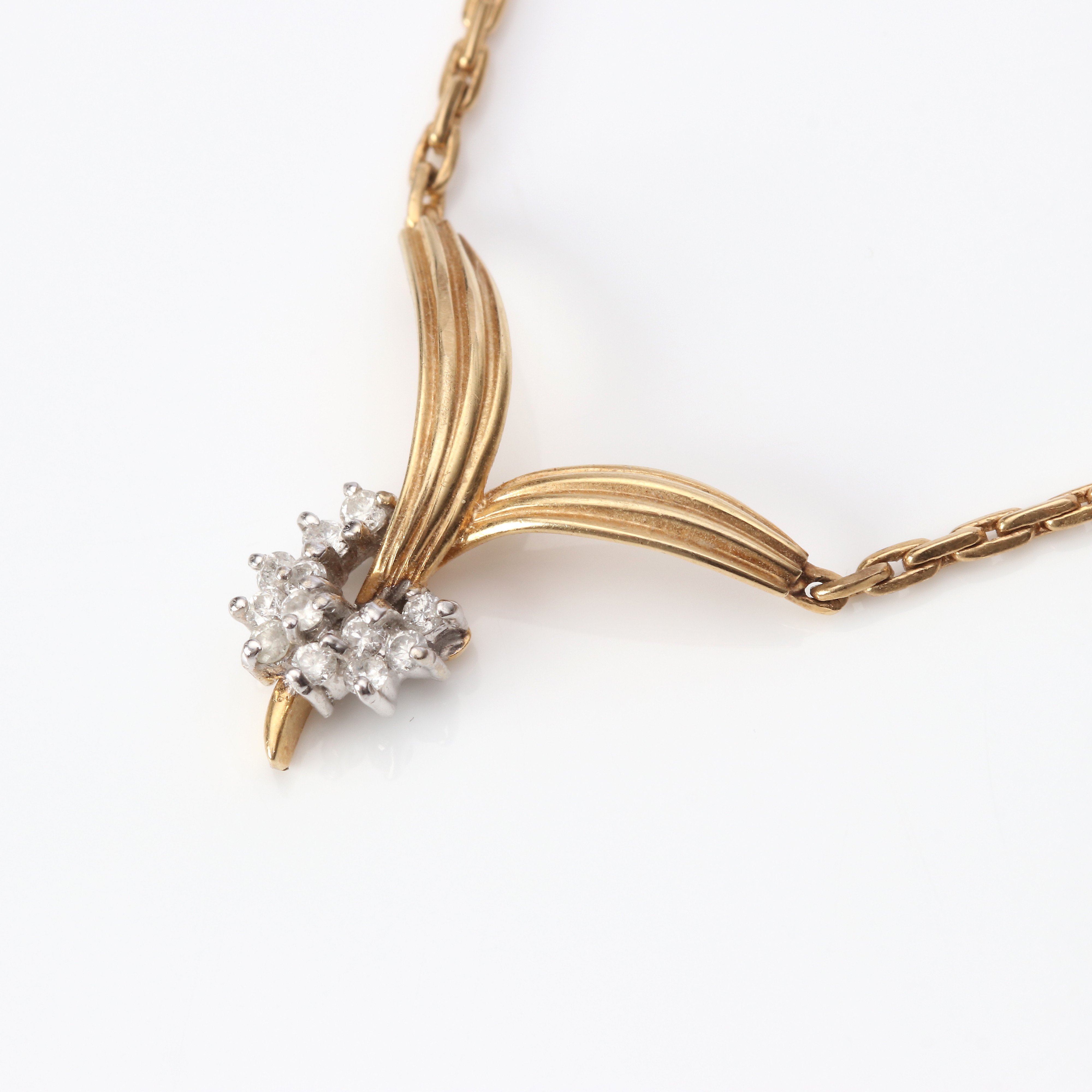 GULDHALSSMYCKE 14K med diamanter.
