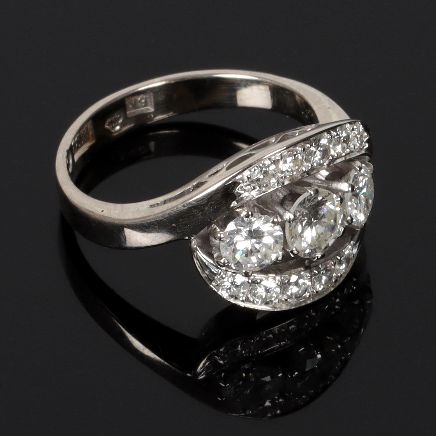 RING, 18k vitt guld, med 13 diamanter varav 3 centerstenar tot. 1.03 ct. Rolf Jacobsson Gösta Rosin Ab, Stockholm. 1972.