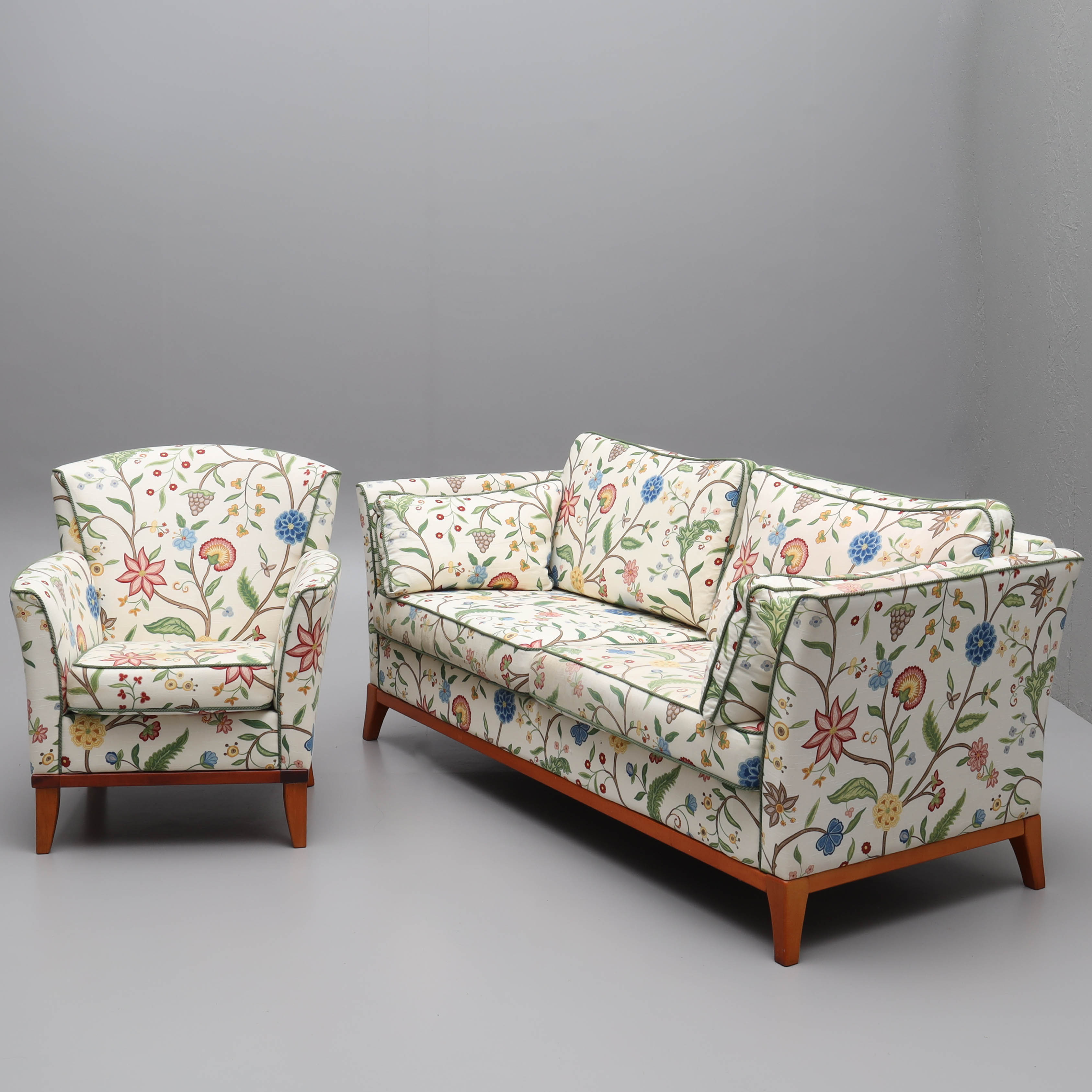 SOFFA samt FÅTÖLJ, 2 delar, textil med floral dekor, benställning i betsad bok, Engen, 1900/2000-tal.