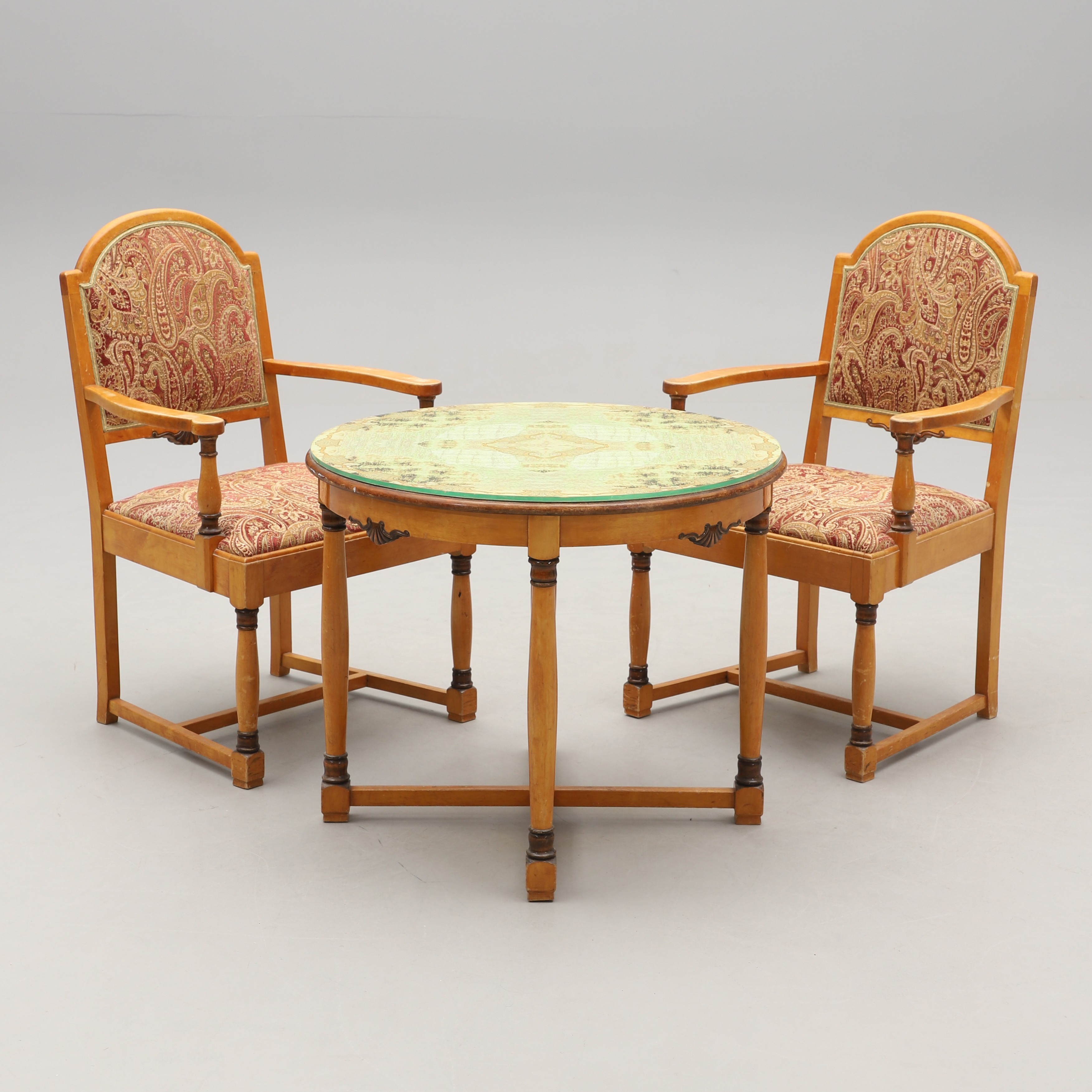 BORDSSKIVA senare bemålad av KAI BRATBERGSENGEN. karmstolar samt bord, 2+1, Firma möbler & inredningar, G.H. Wrange, Stockholm, 1900-talets första hälft.