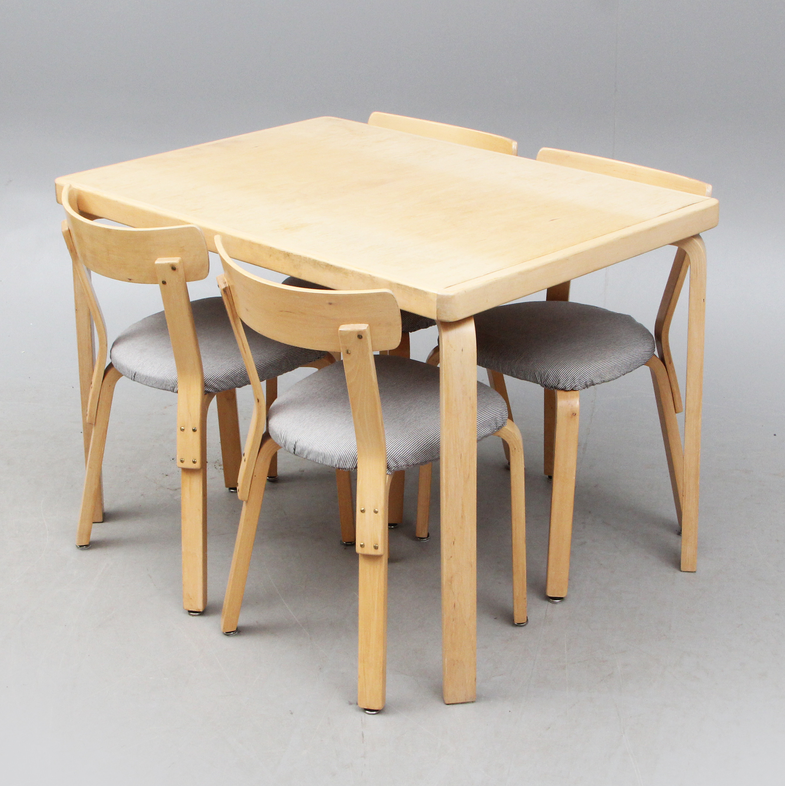 ALVAR AALTO. SITTGRUPP, 5 delar. Stolar Alvar Alto, Bord Aina Alto.