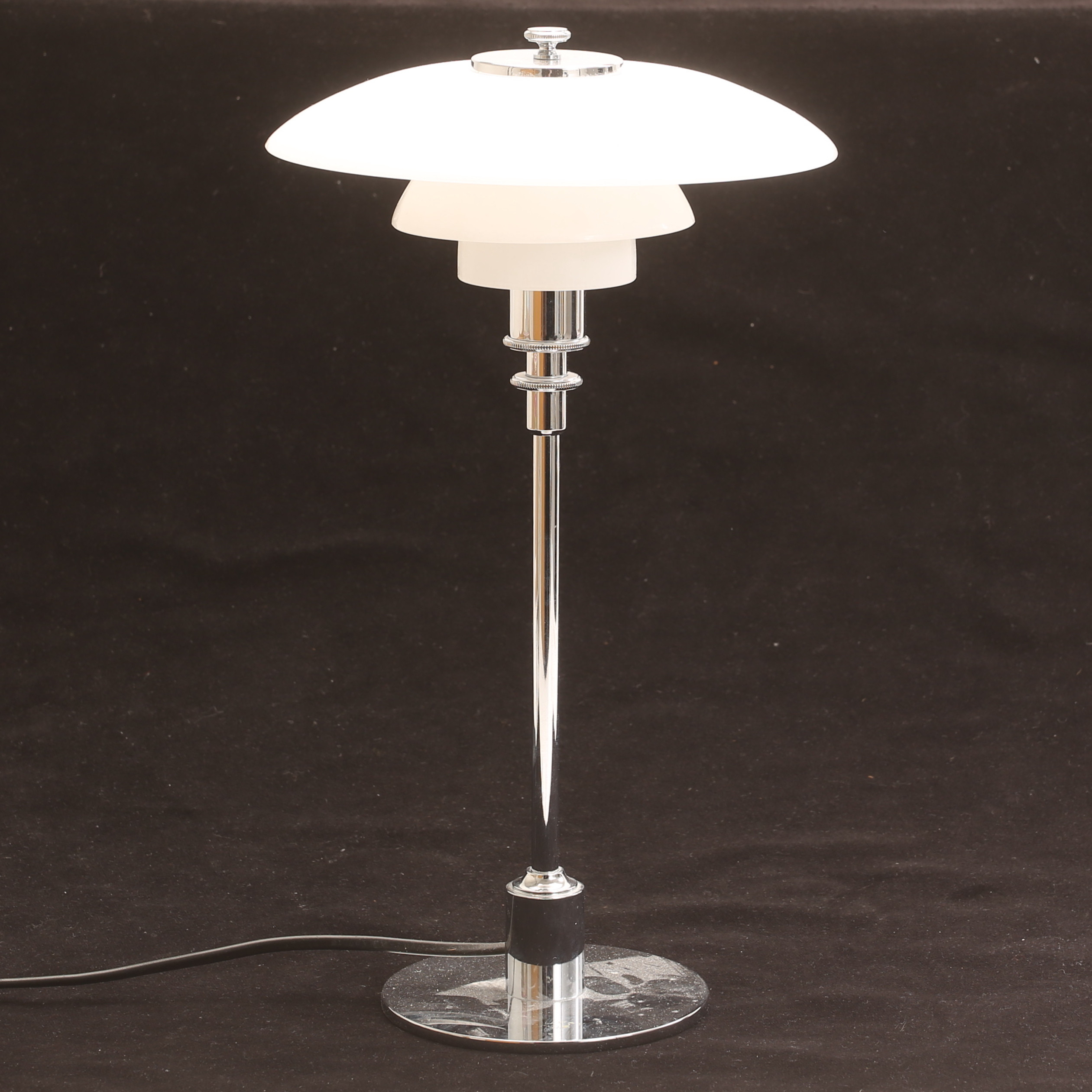 POUL HENNINGSEN. Bordslampa, metall och opalglas"PH 2/1", Danmark.