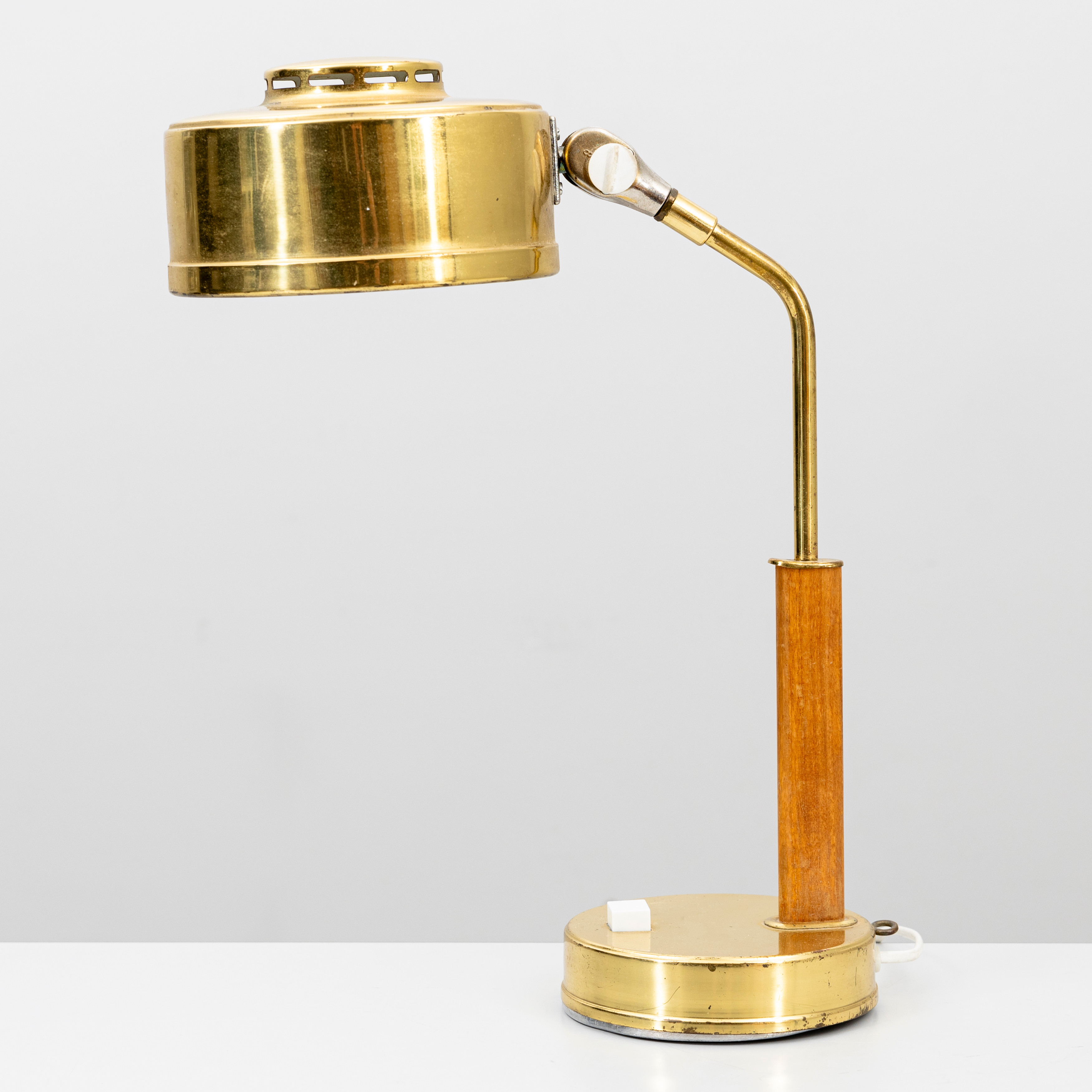 BORDSLAMPA, mässing och teak, BJS, Skellefteå, 1900-talets andra hälft.