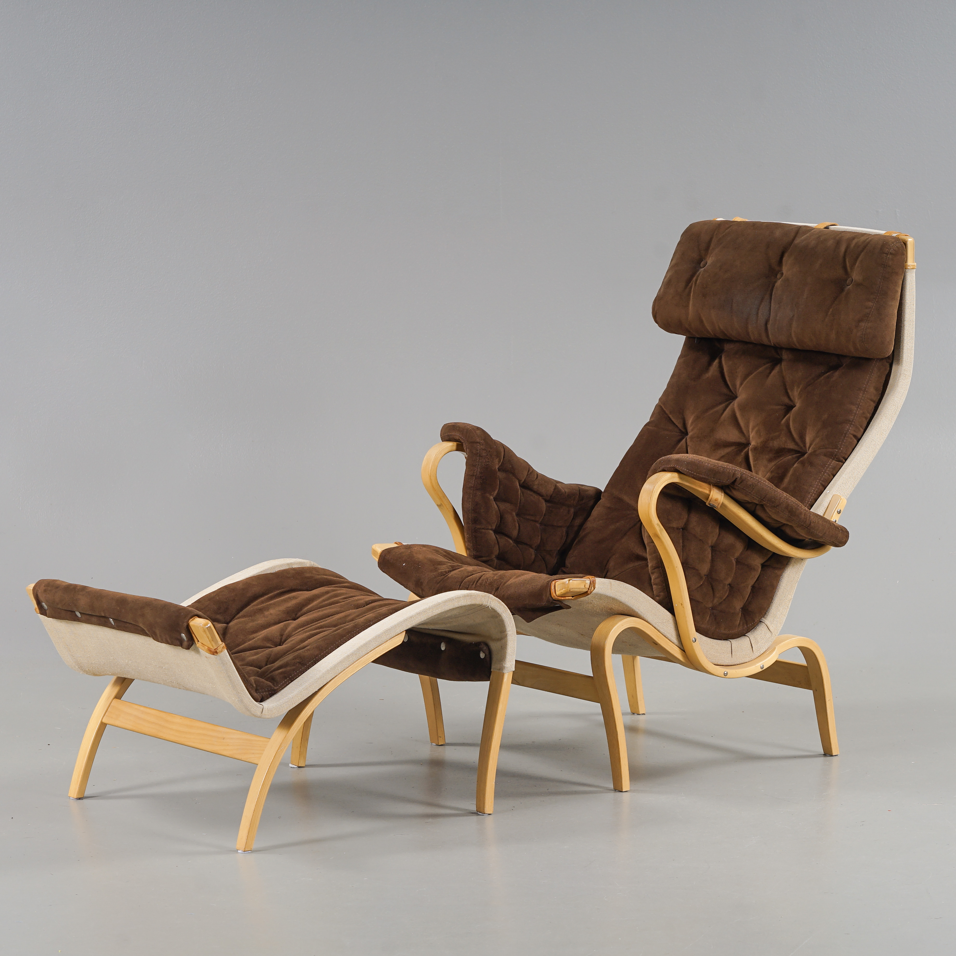BRUNO MATHSSON. Fåtölj Pernilla med fotpall, Dux, 1970-tal.