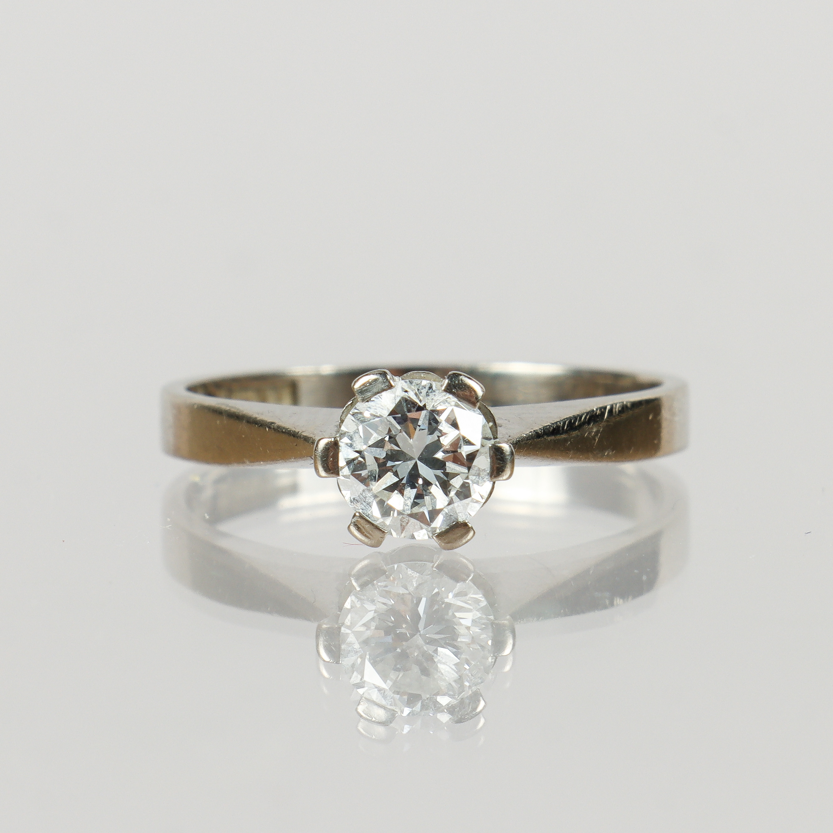 DIAMANTRING, 18k vitguld med briljant på 0,72 ct. enligt gravyr, Lennart Magnusson, Guld & Gravyr, Göteborg 1977.