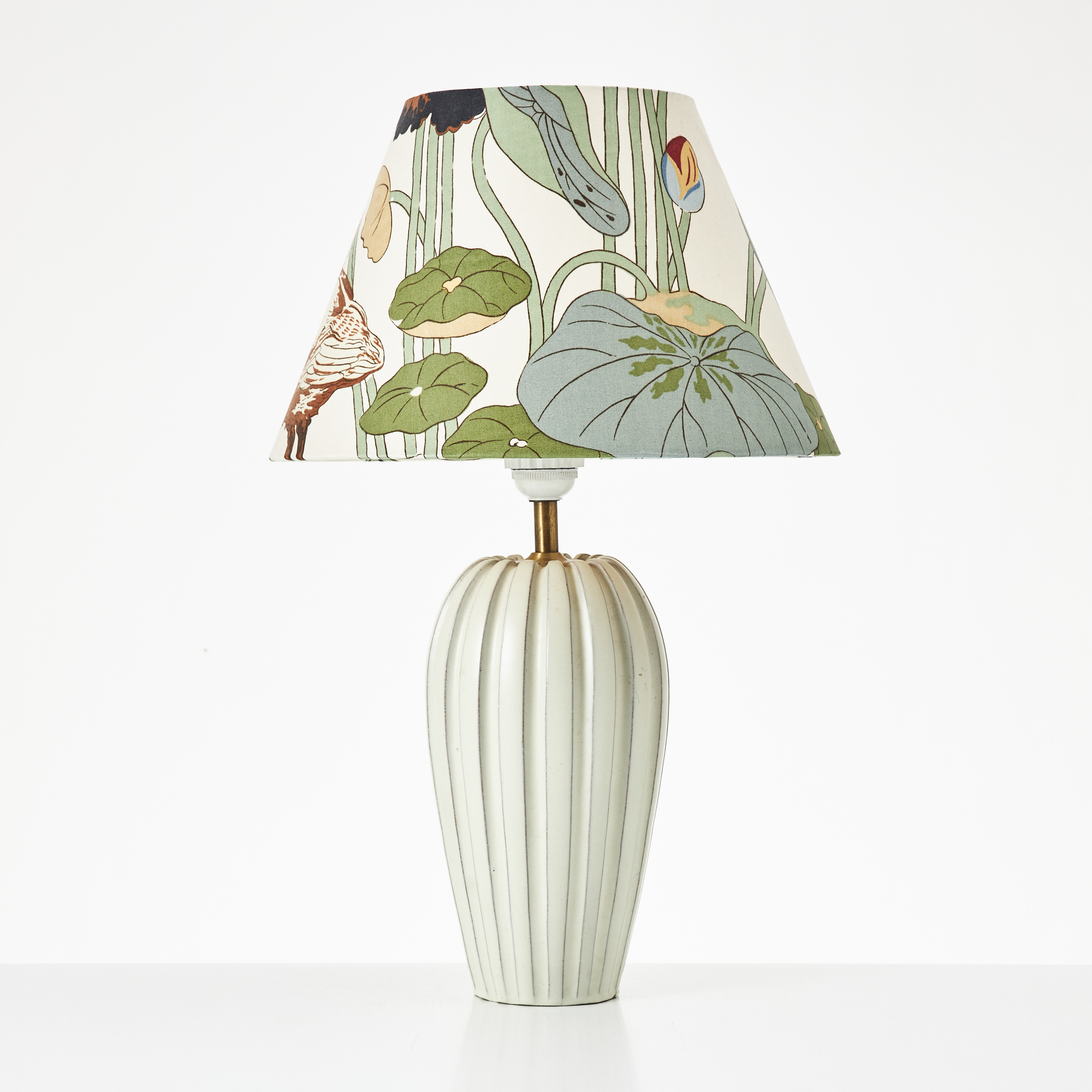 VICKE LINDSTRAND. BORDSLAMPA, Uppsala Ekeby, glaserat lergods, monogramsignerad. Skärm klädd i GP & J Bakers "Lotus".