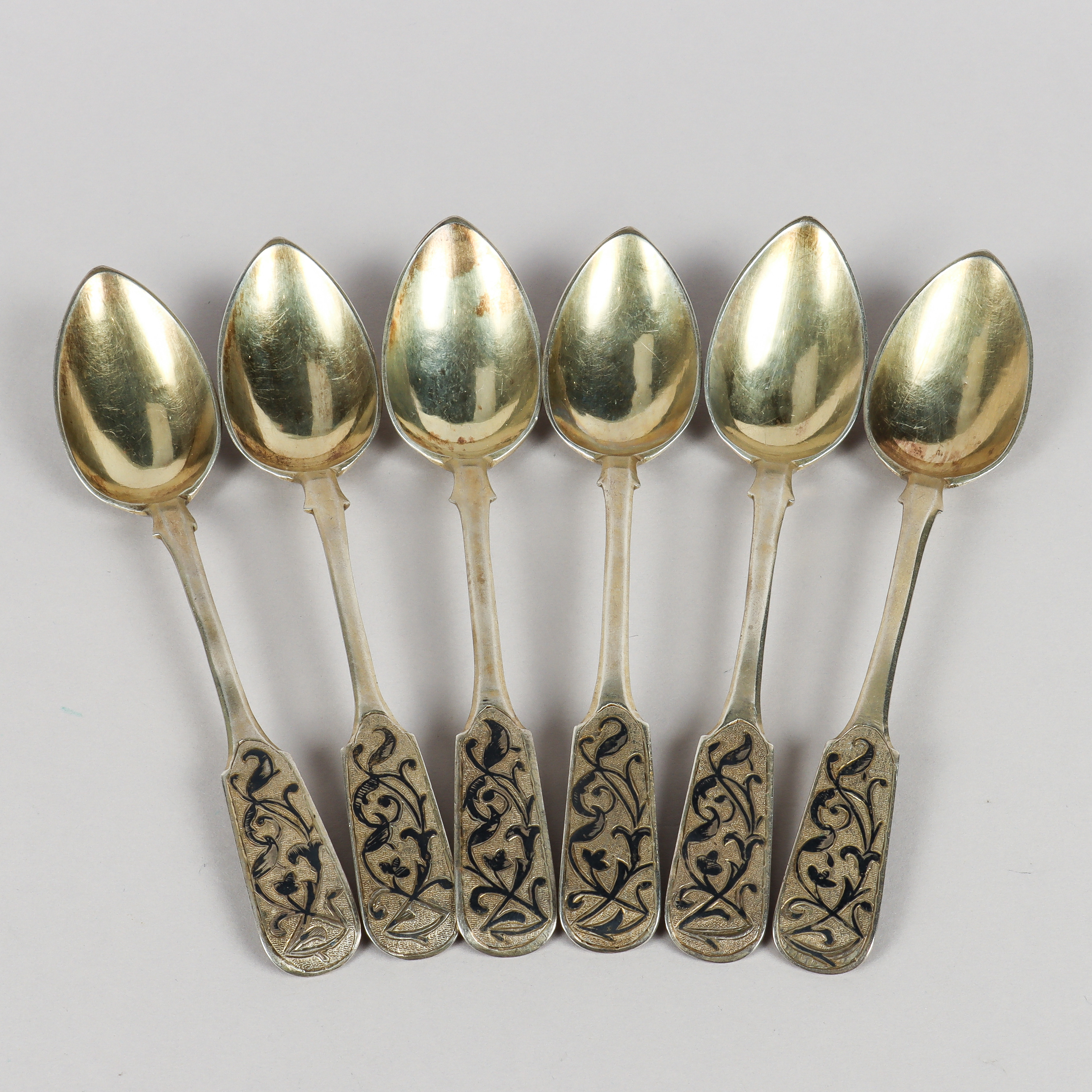 TESKEDAR, 6 stycken, silver, niello, probermästare Ivan Vasilyevich Avdeyev, oidentifierad mästare, Moskva, 1858.