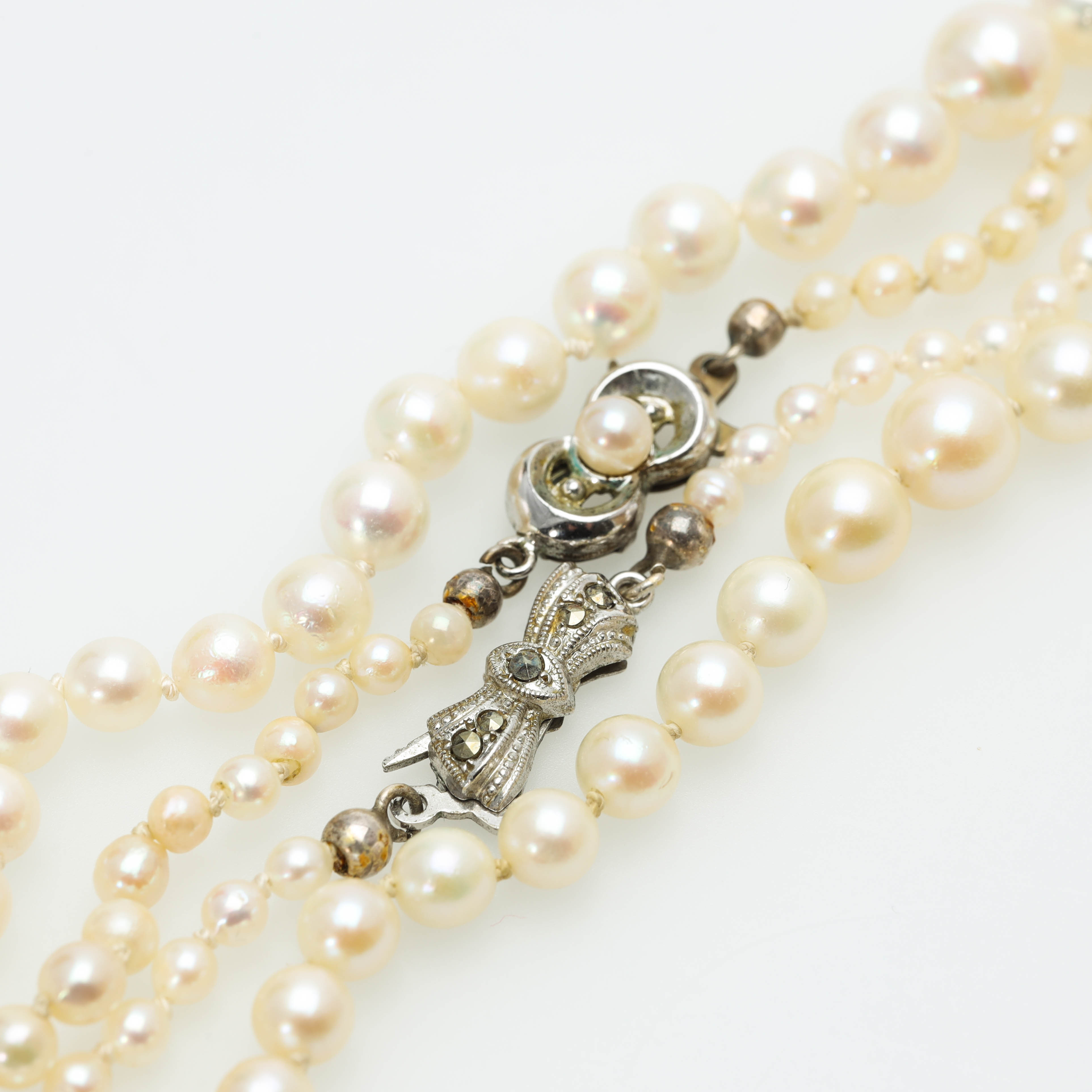 COLLIER, 2 st, doserade, odlade saltvattenspärlor, lås i silver.