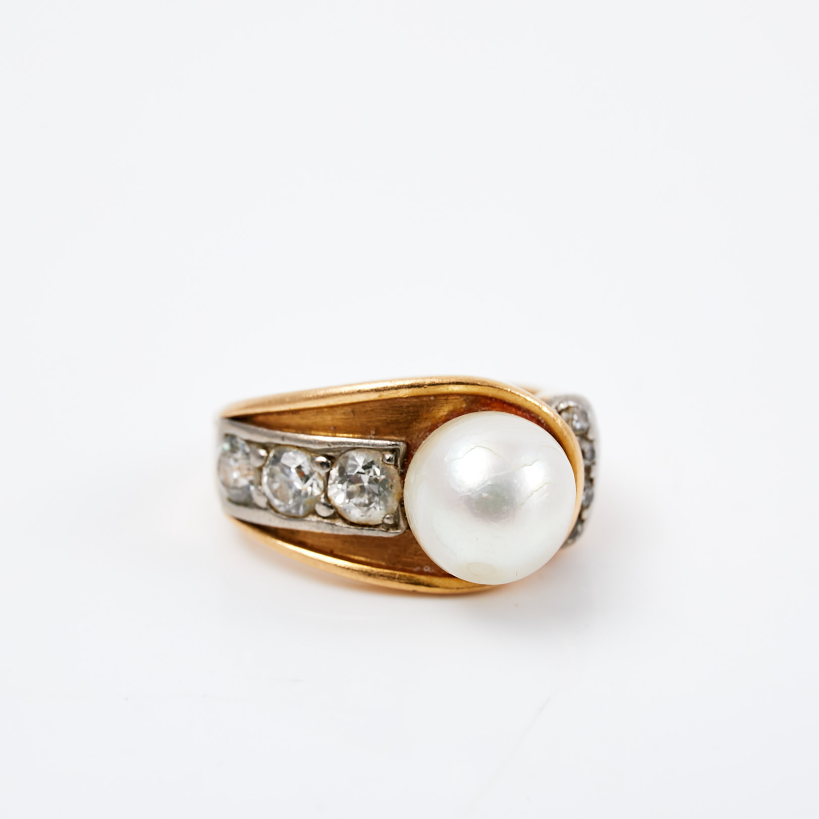 RING, 18 k röd- samt vitguld, 1 odlad saltvattenspärla, 7 diamanter med gammal- samt åttkantslipning, totalt ca 0,42 ct, Ceson Guldvaru Ab, Göteborg, 1952.