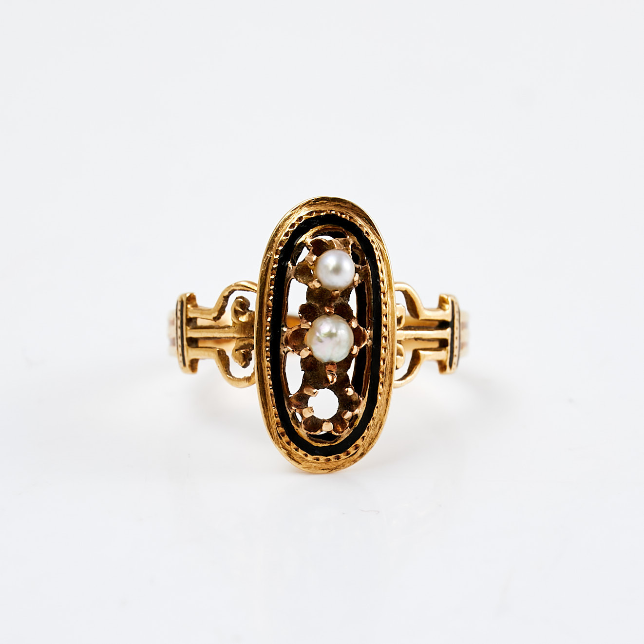 RING, 18 k guld, genombruten dekor, 2 st orientaliska halvpärlor, svart emaljdekor, Oskar Westberg, Skövde 1883.