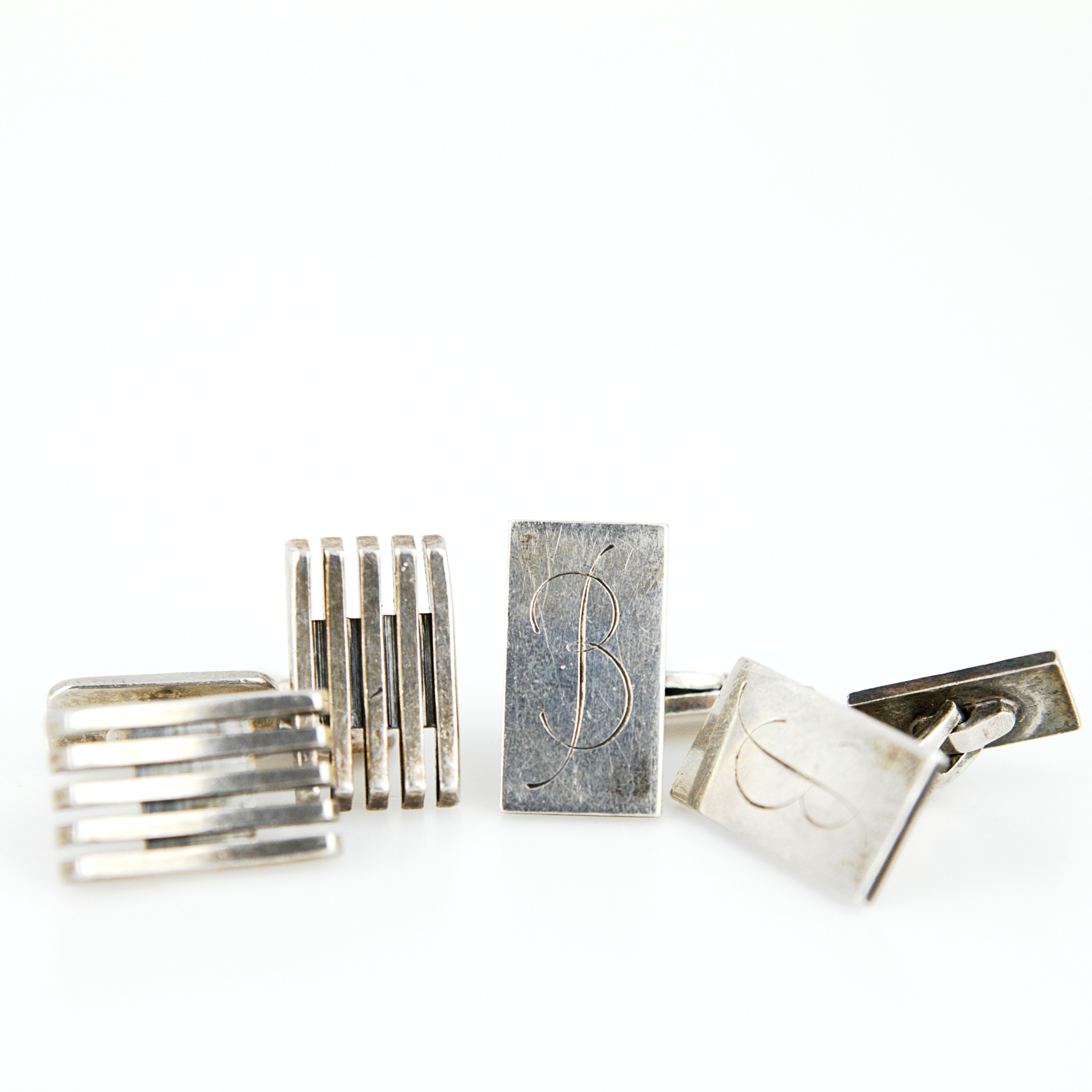 WIWEN NILSSON. Manschettknappar 2 par, varav ett par signerade Wiwen, ett par signerade Severin, sterlingsilver, gravyr.