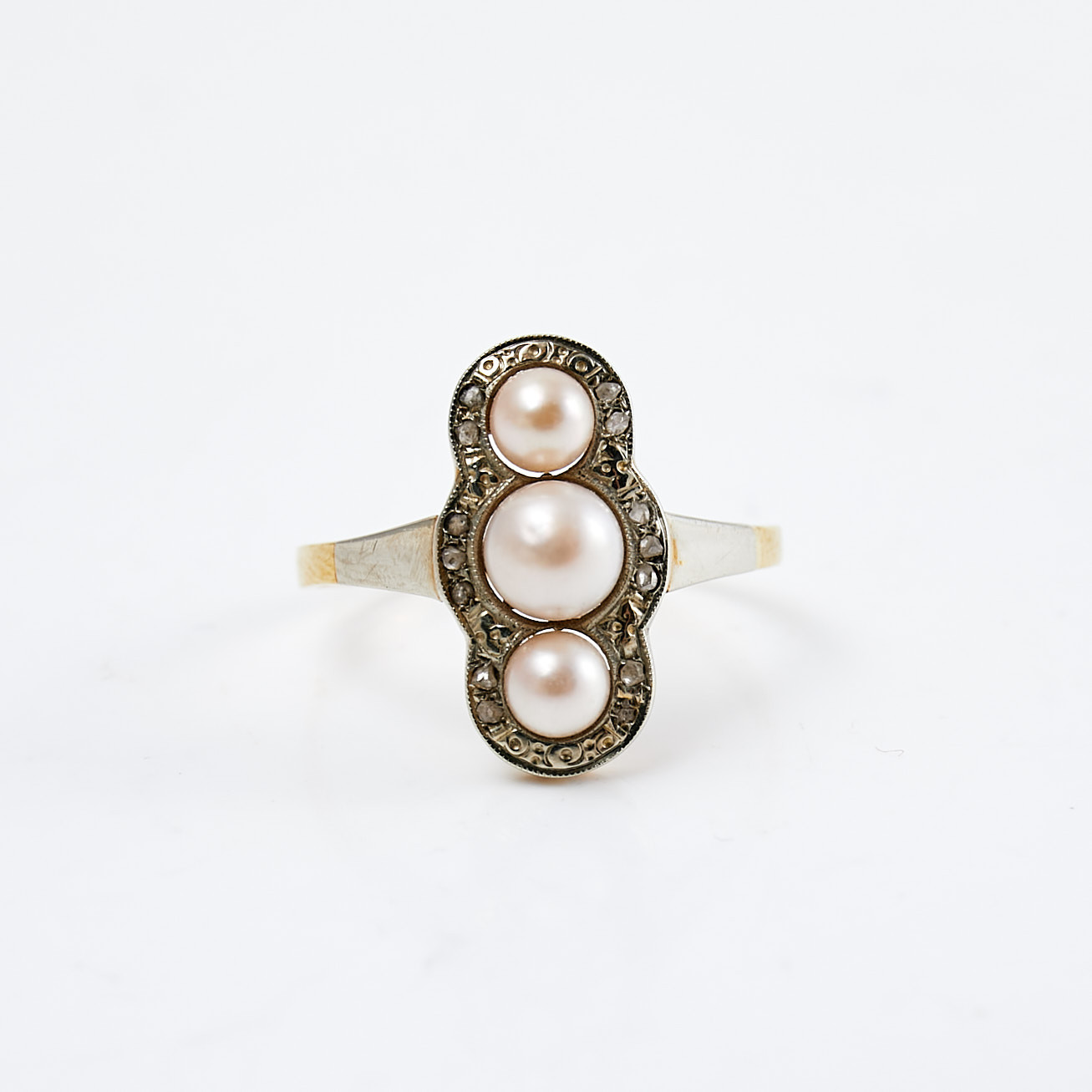 RING, 18 k guld/platina, 3 odlade saltvattenspärlor, bekransade av rosenslipade diamanter, svensk importstämpel.