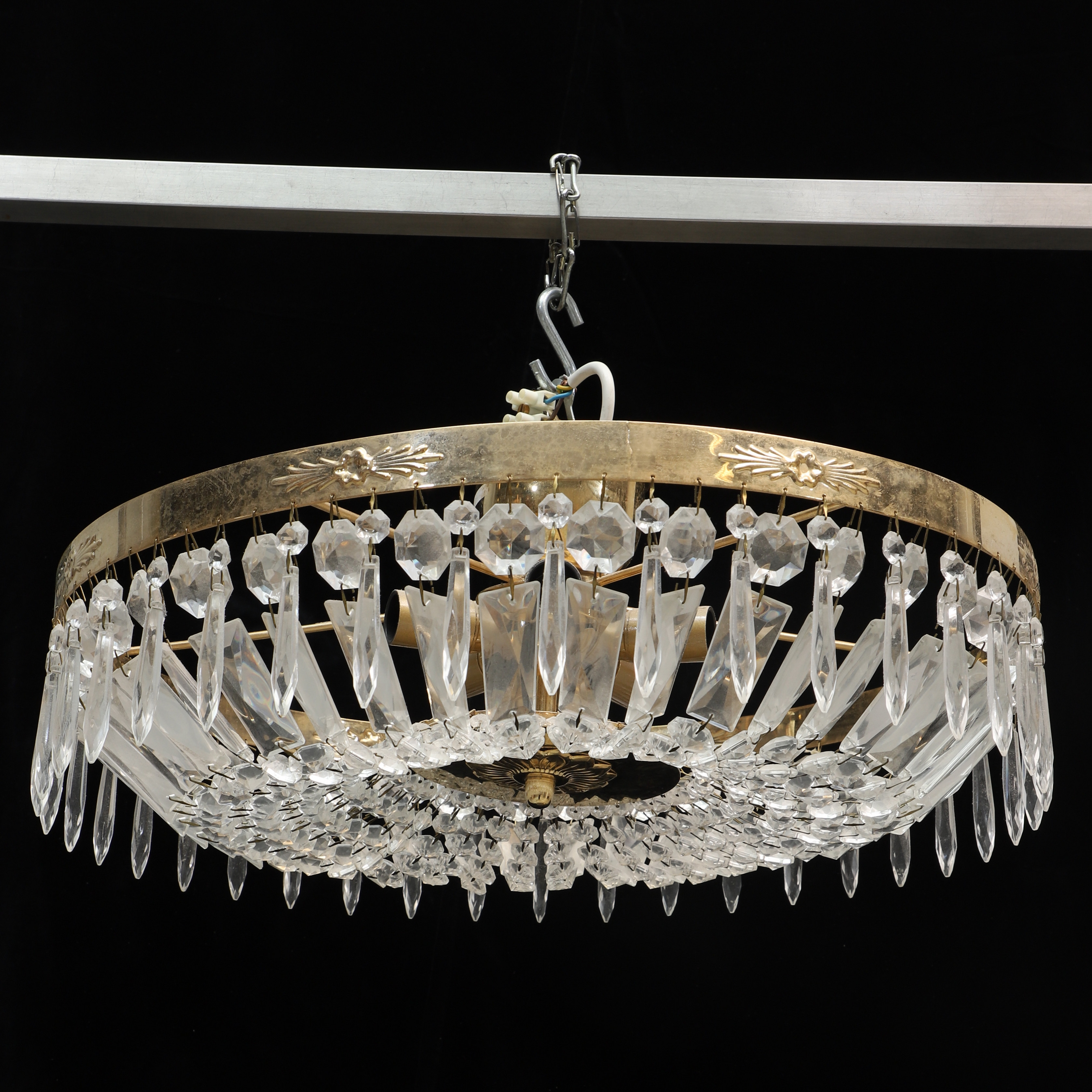TAKLAMPA, mässing och prismor, 1900-talets andra hälft.