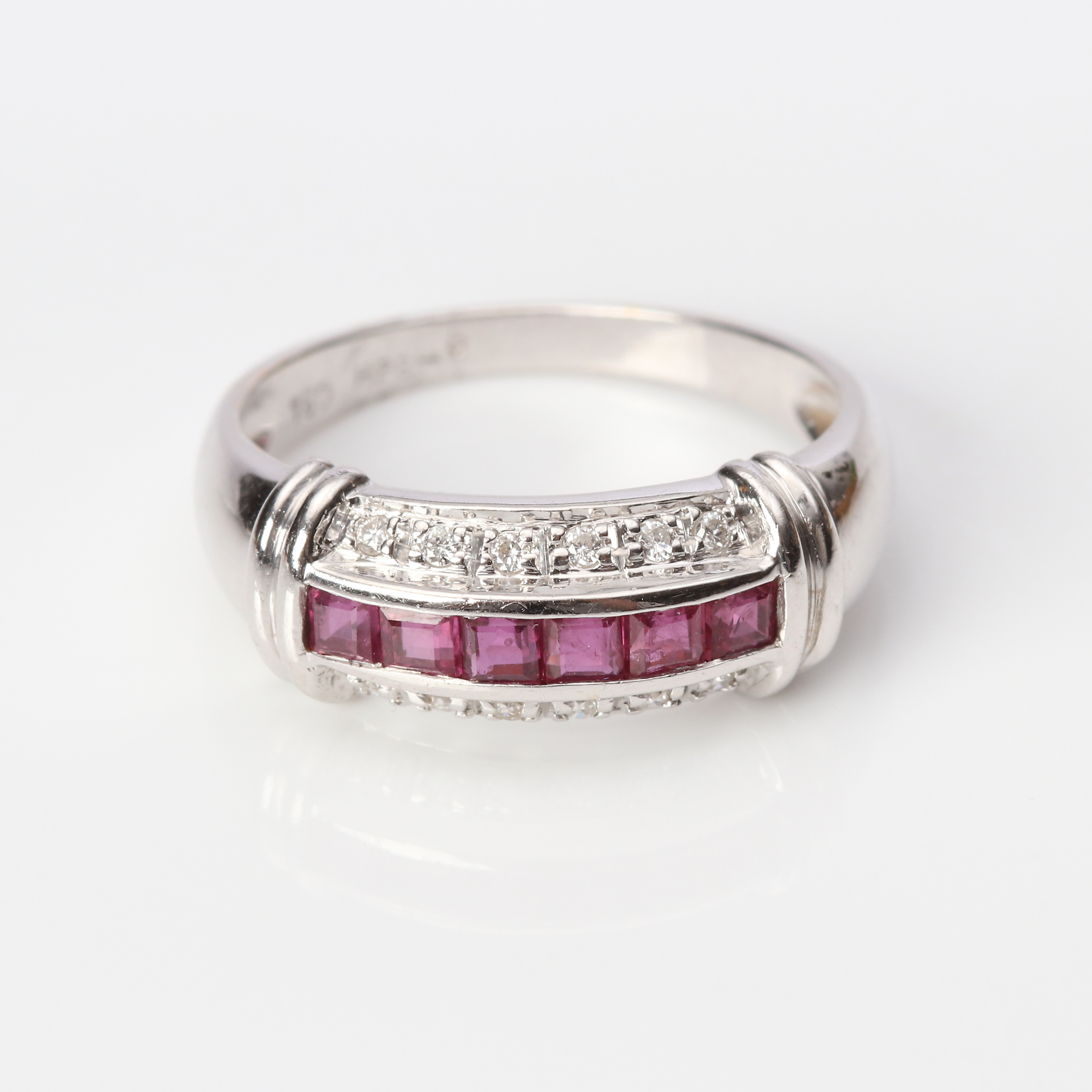 RUBINRING 18K med diamanter, 3,4 g.