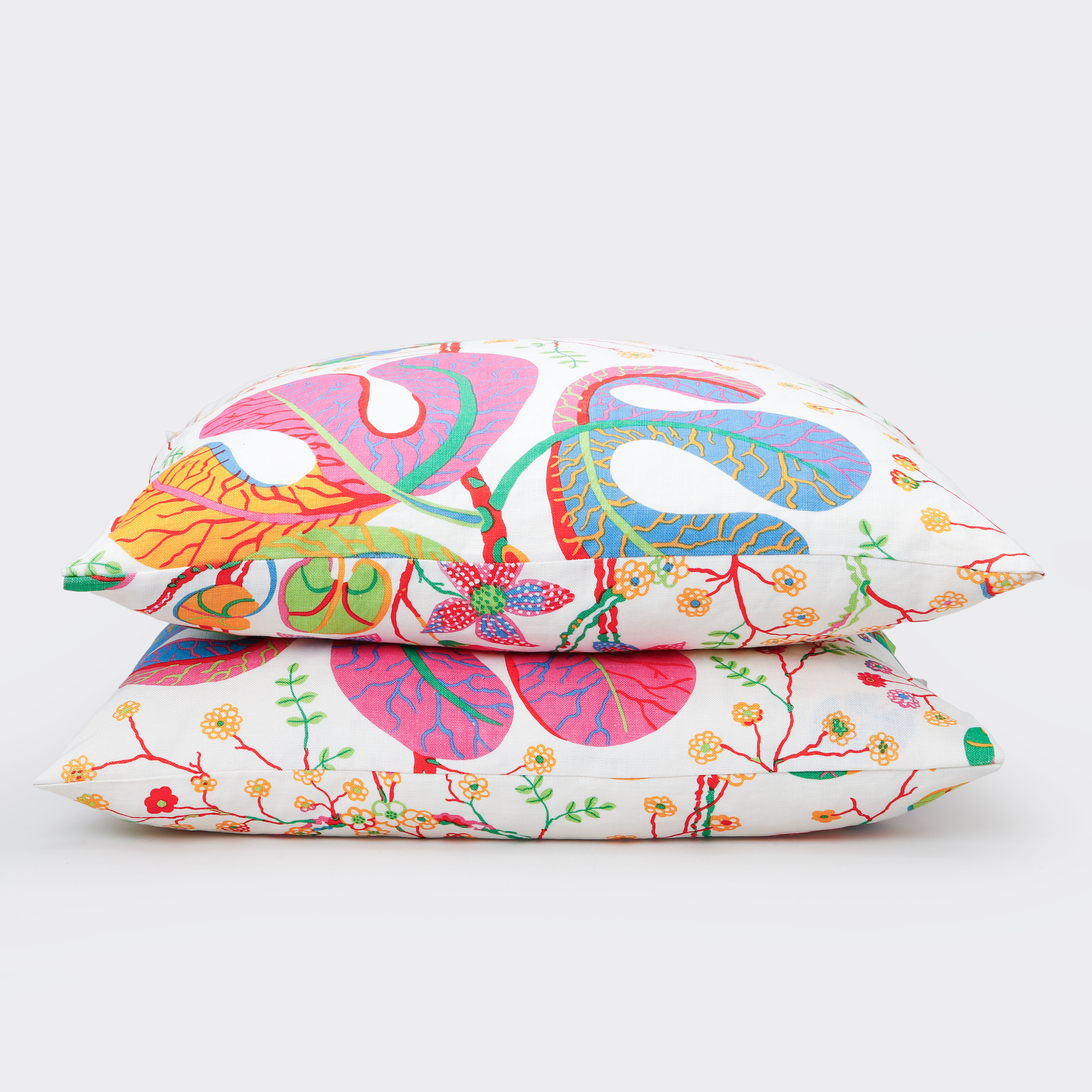 KUDDAR, 2 st, klädda i "Teheran", Josef Frank, Svenskt Tenn AB.