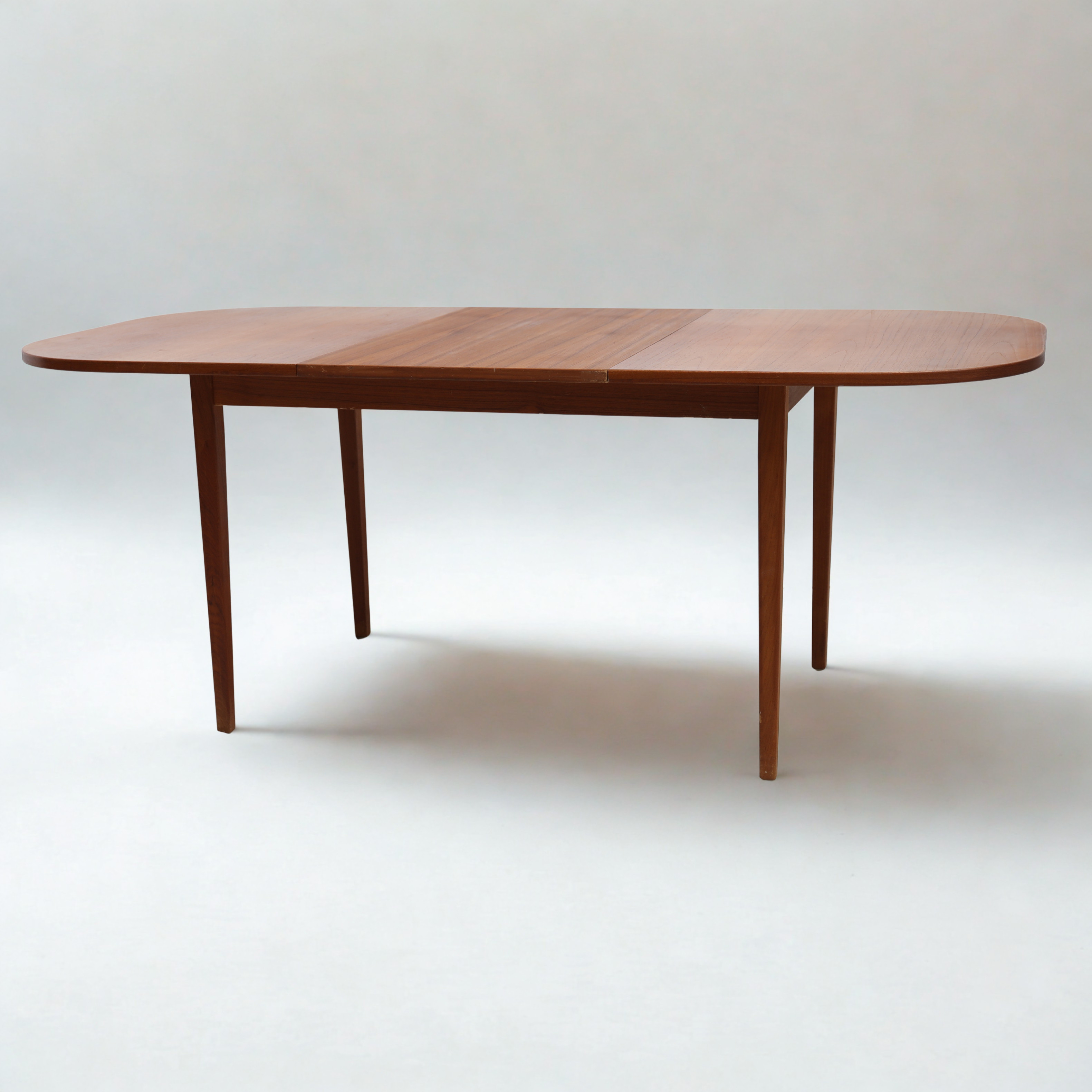 MATBORD, 1950-1960-tal, teak, med en iläggsskiva.