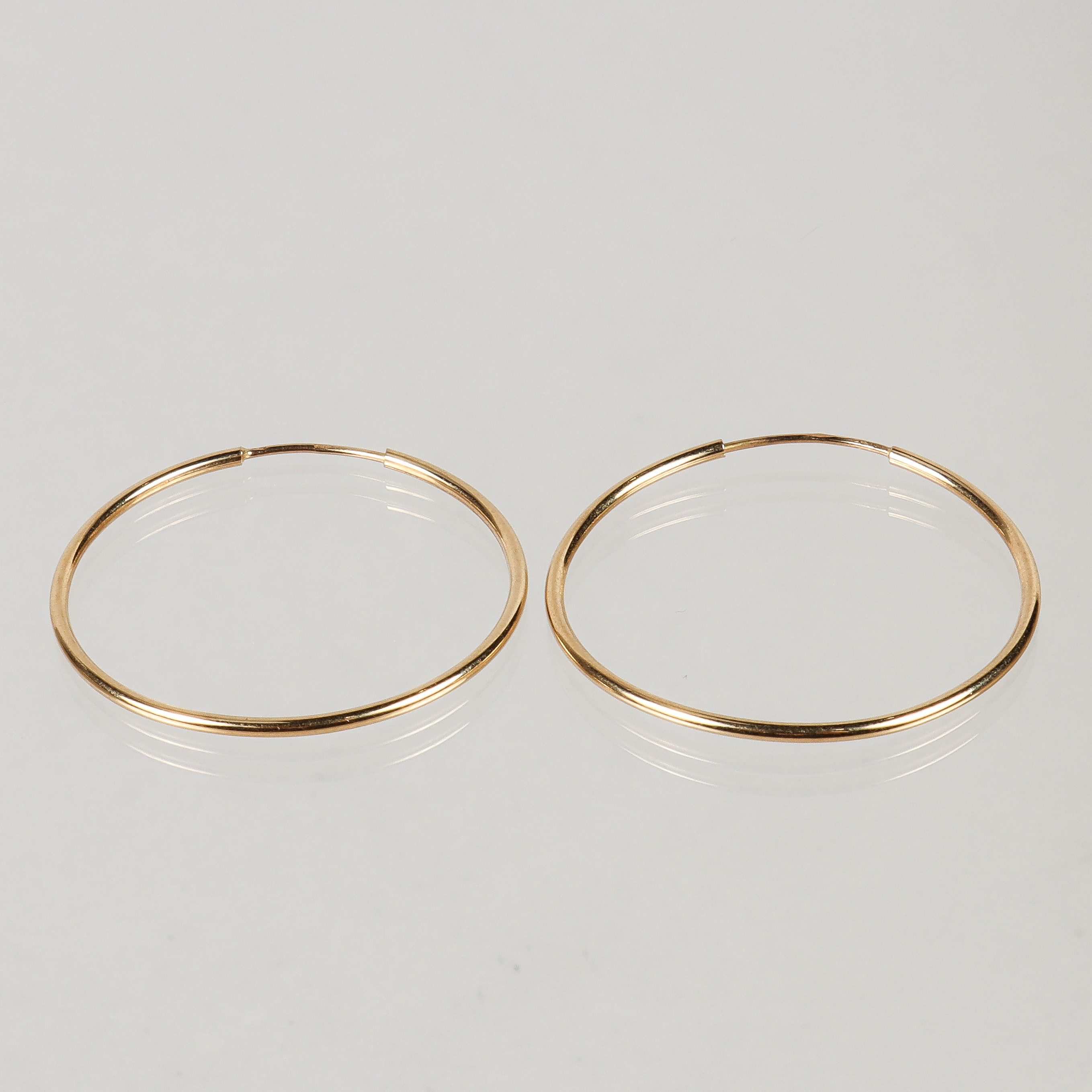 ÖRHÄNGEN ett par "Ringar", 18k guld.