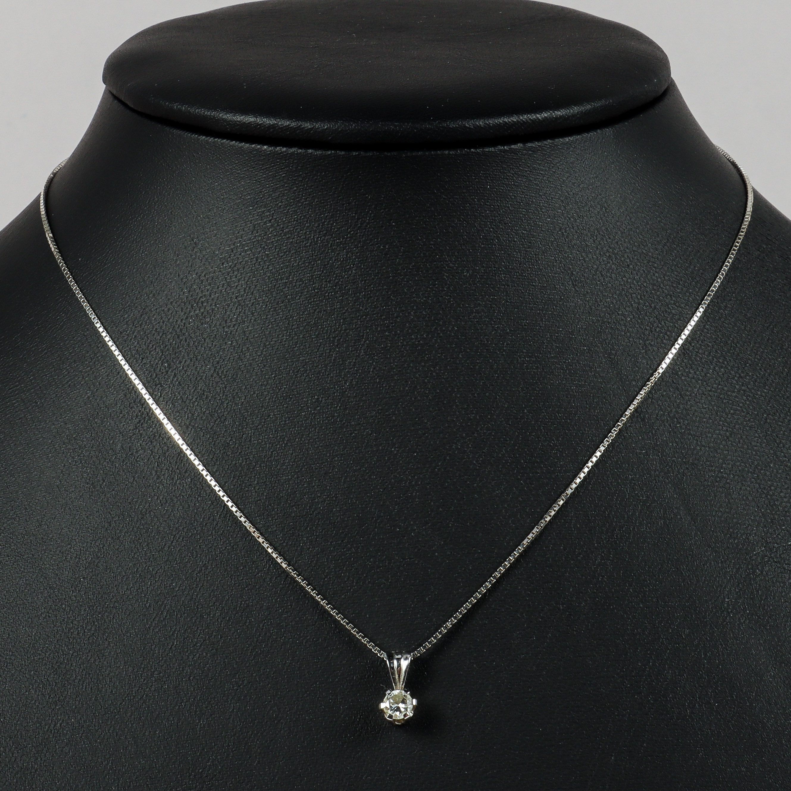 HALSKEDJA MED HÄNGE, 18k vitguld med briljantslipad diamant på ca 0,25 ct.