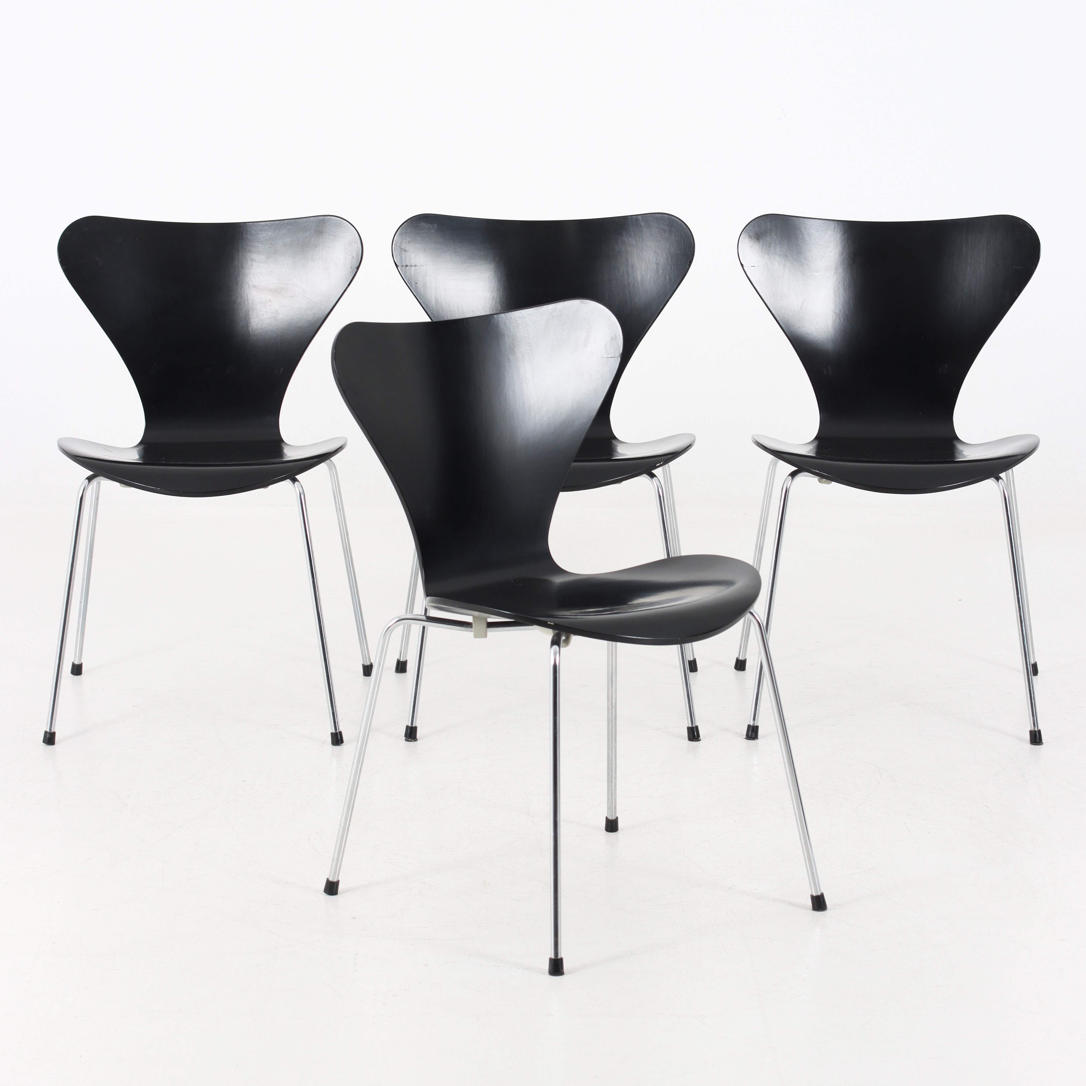 ARNE JACOBSEN. Stolar, 4 st, "Sjuan", Fritz Hansen, Danmark, 1989.