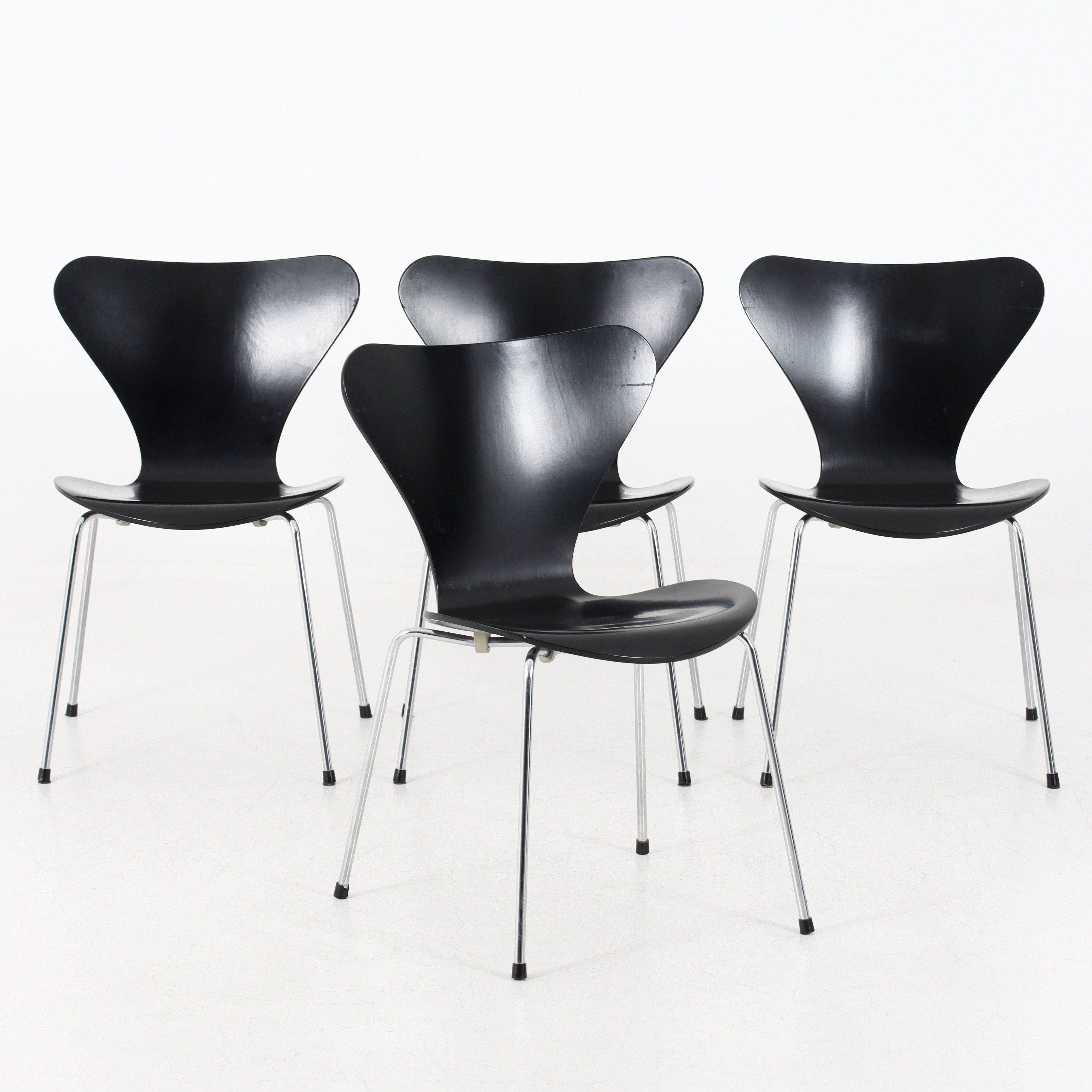 ARNE JACOBSEN. Stolar, 4 st, "Sjuan", Fritz Hansen, Danmark, 1989.