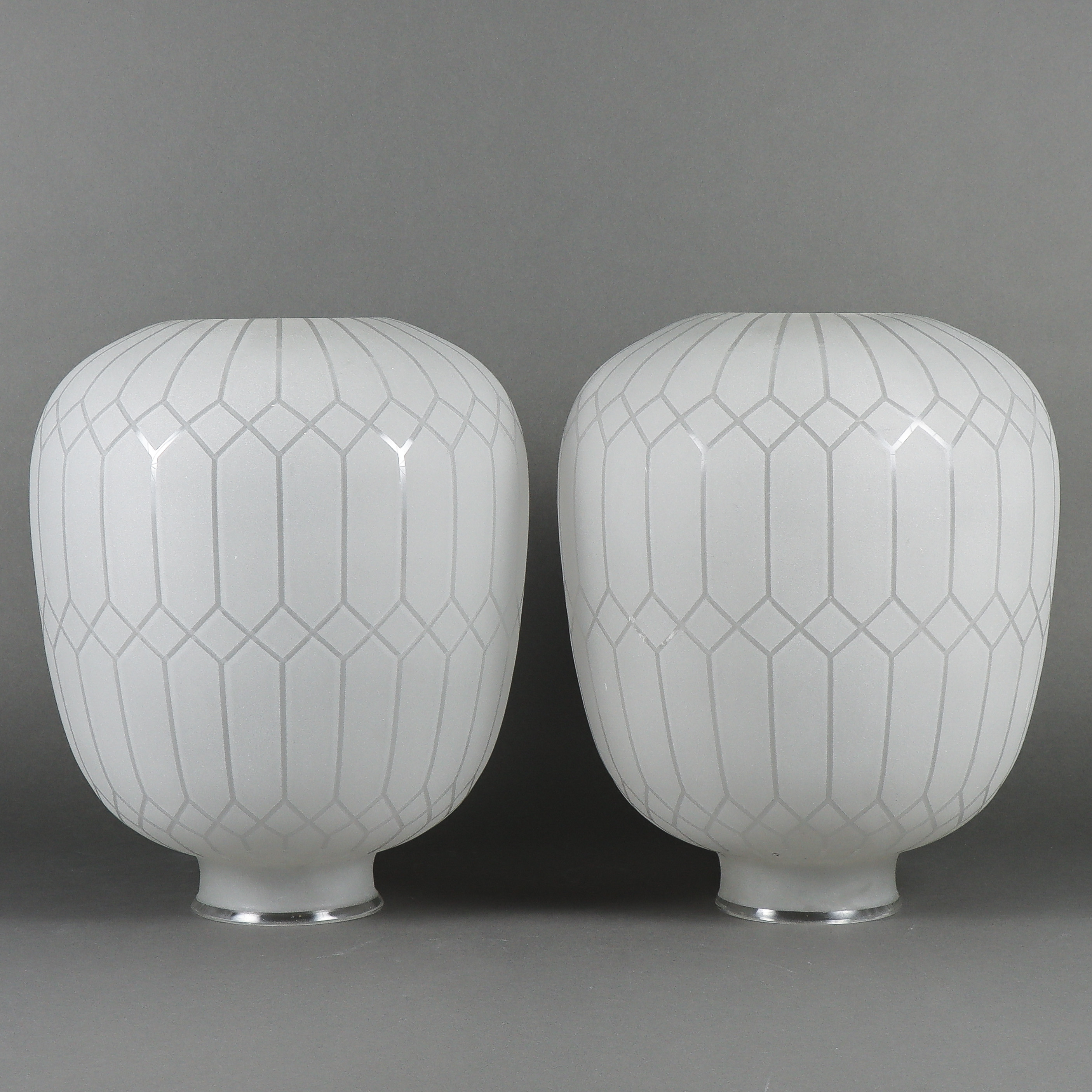 TAKLAMPOR / LAMPKUPOR, 2 stycken, "Swedish Modern", glas, 1900-talets mitt.
