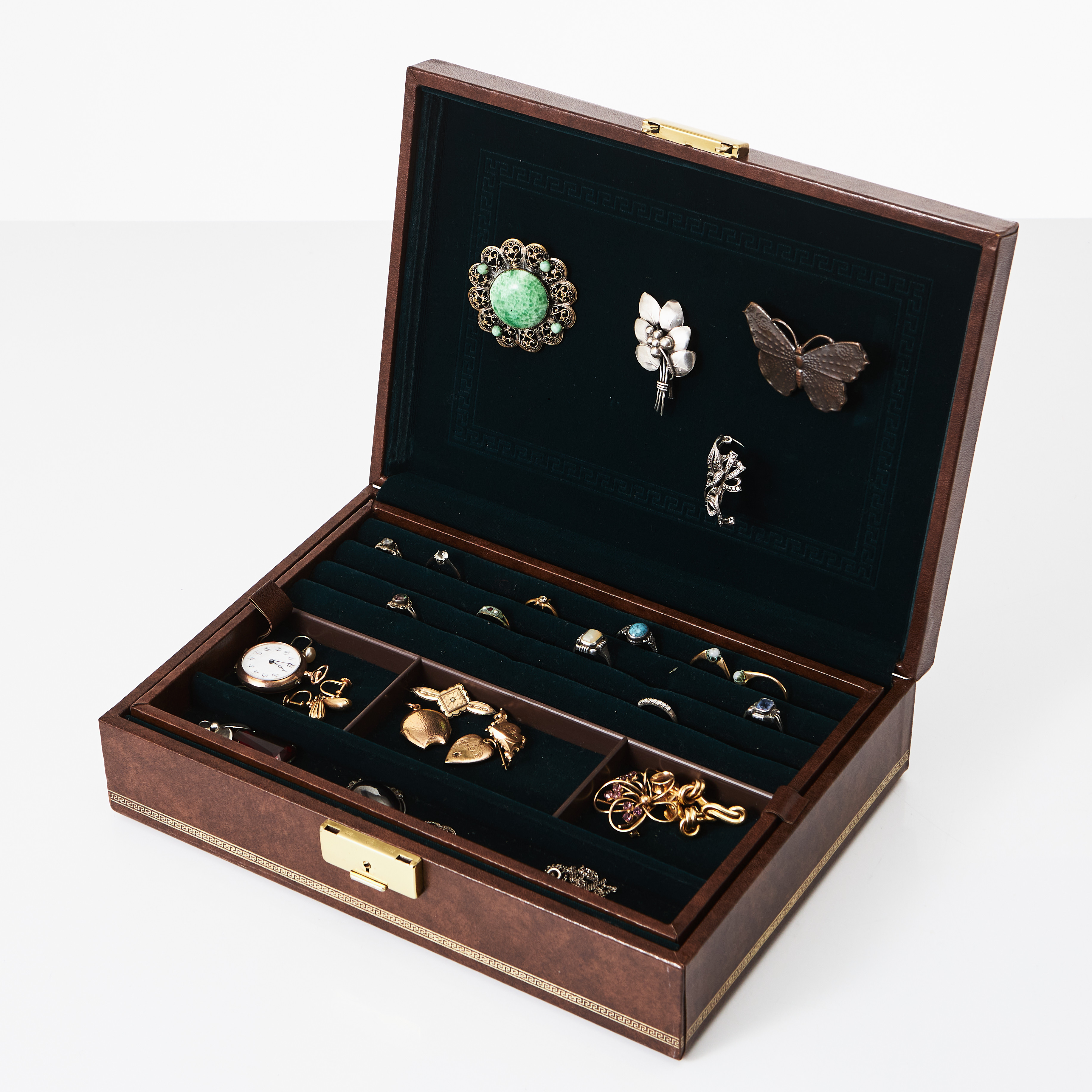 BIJOUTERIER, manschettknappar, 1 par, i form av knutar, gulddoublé, halsband, broscher, ringar, hängen, mm, delvis i silver och gulddoublé.
