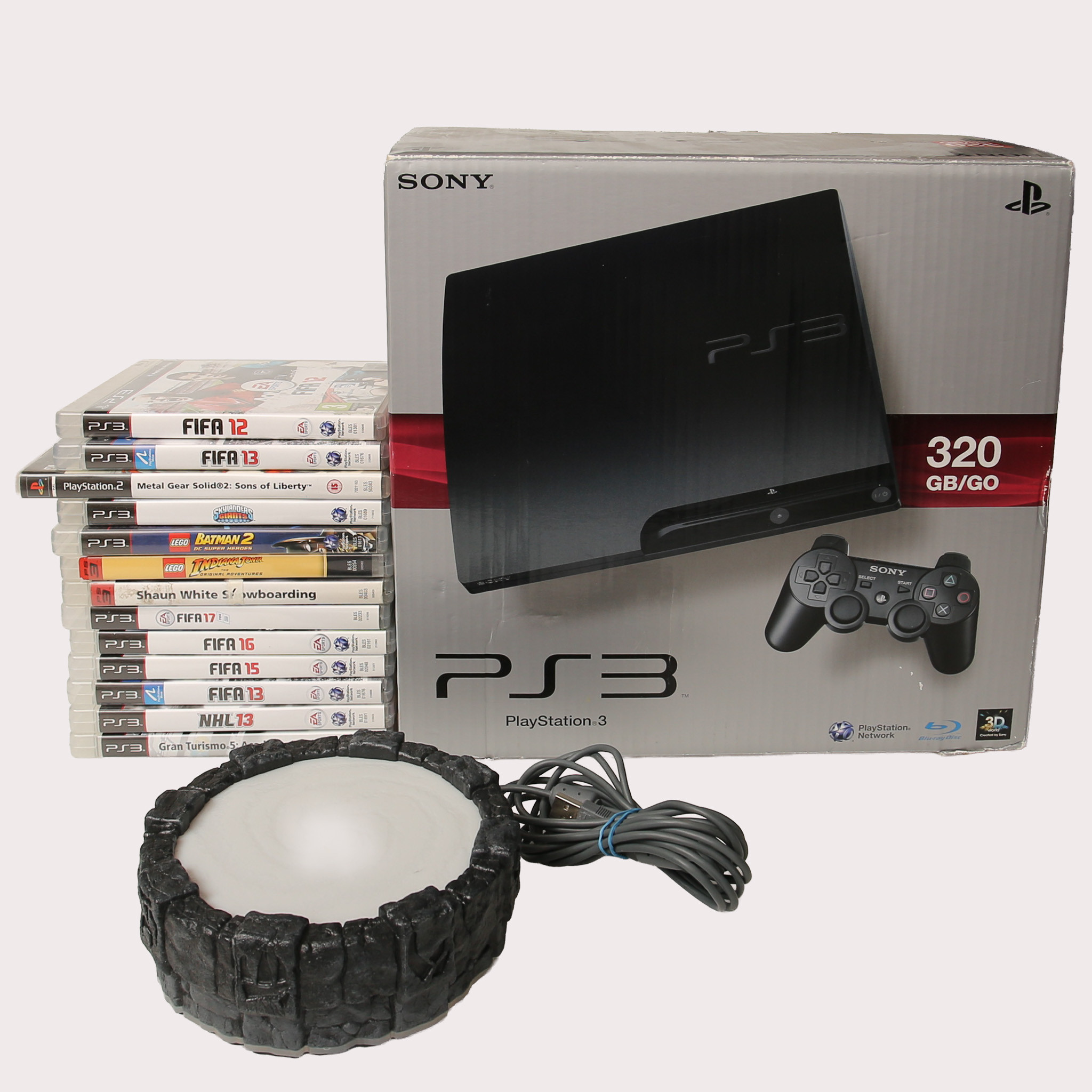 SPELKONSOLL, Playstation 3 med kablage, handkontroller och 13 spel.