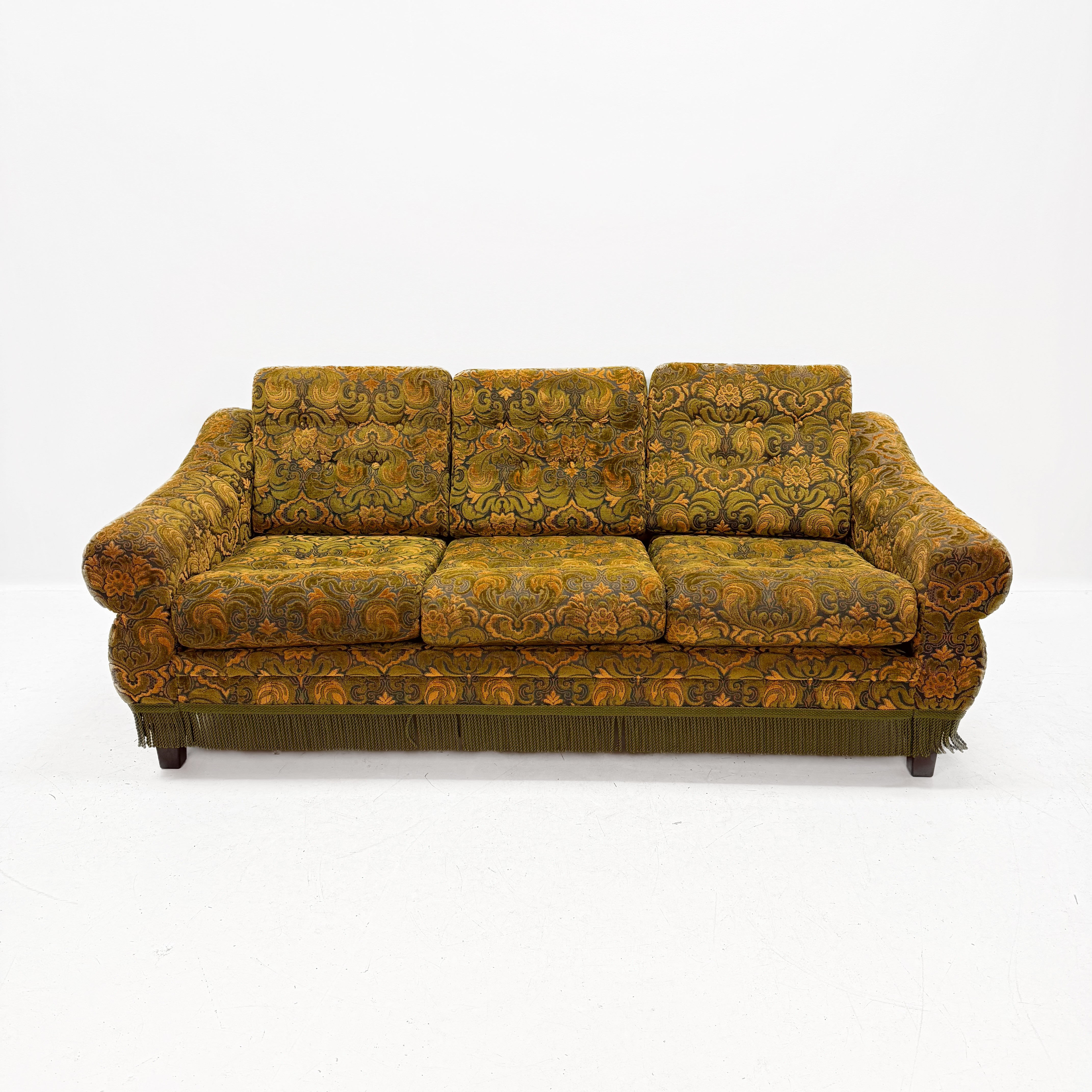 SOFFA, plysch, grönblommigt tyg med fransar nertill, 1900 talets andra hälft.