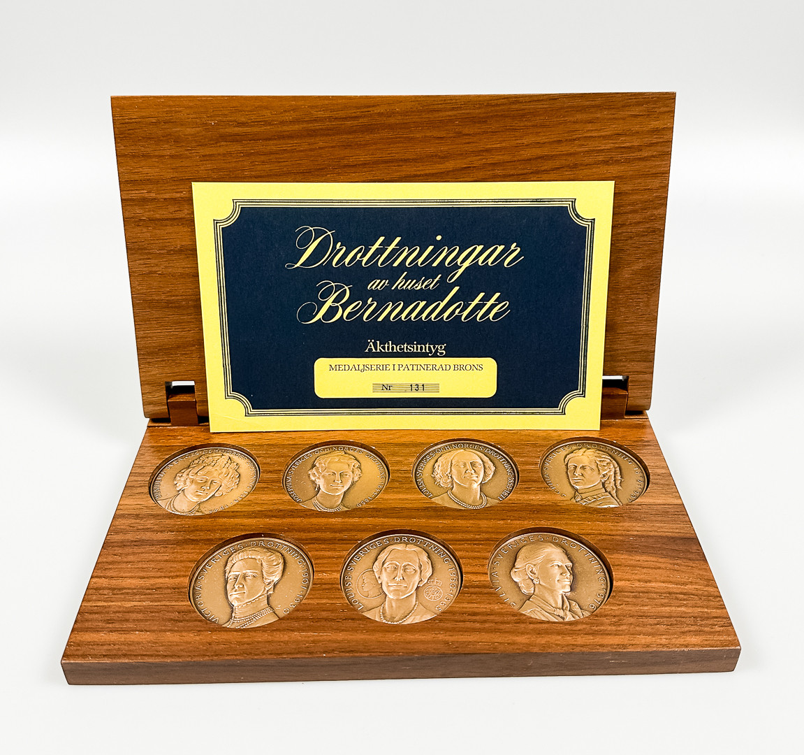 MEDALJSERIE, patinerad brons, "Sveriges Drottningar", numrerad.